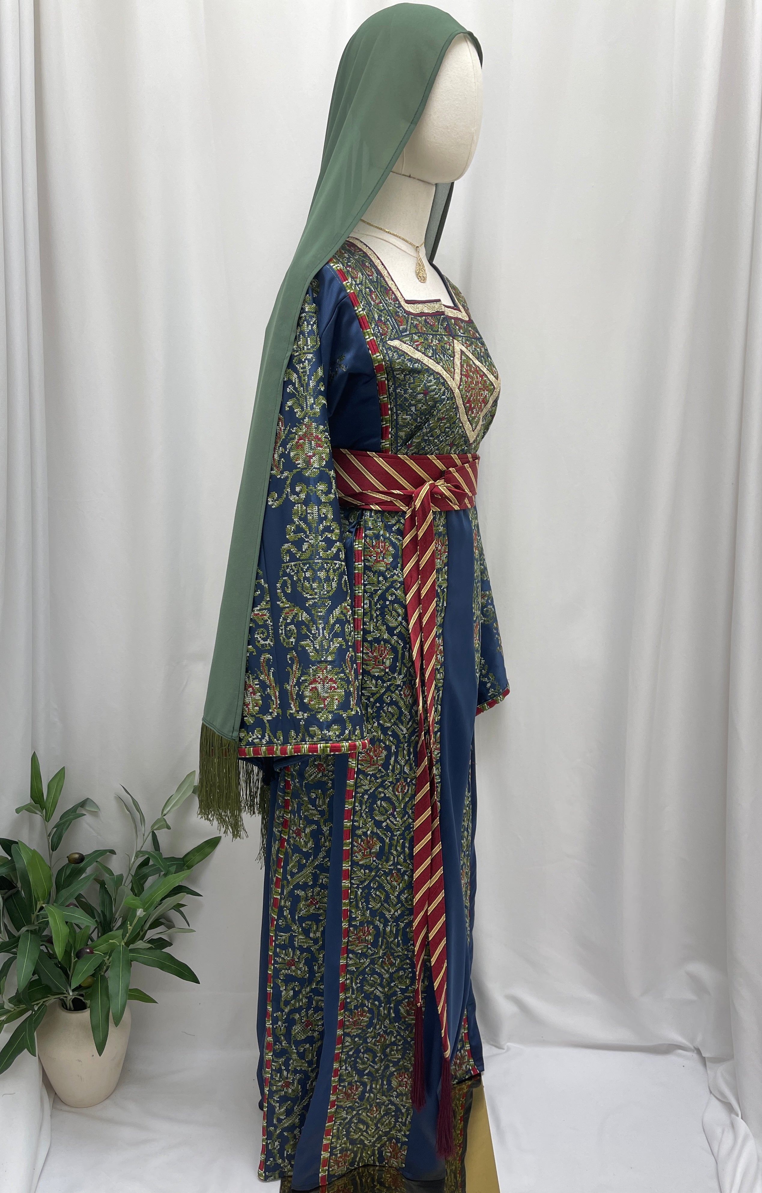 Vintage Heritage Embroidered Thobe