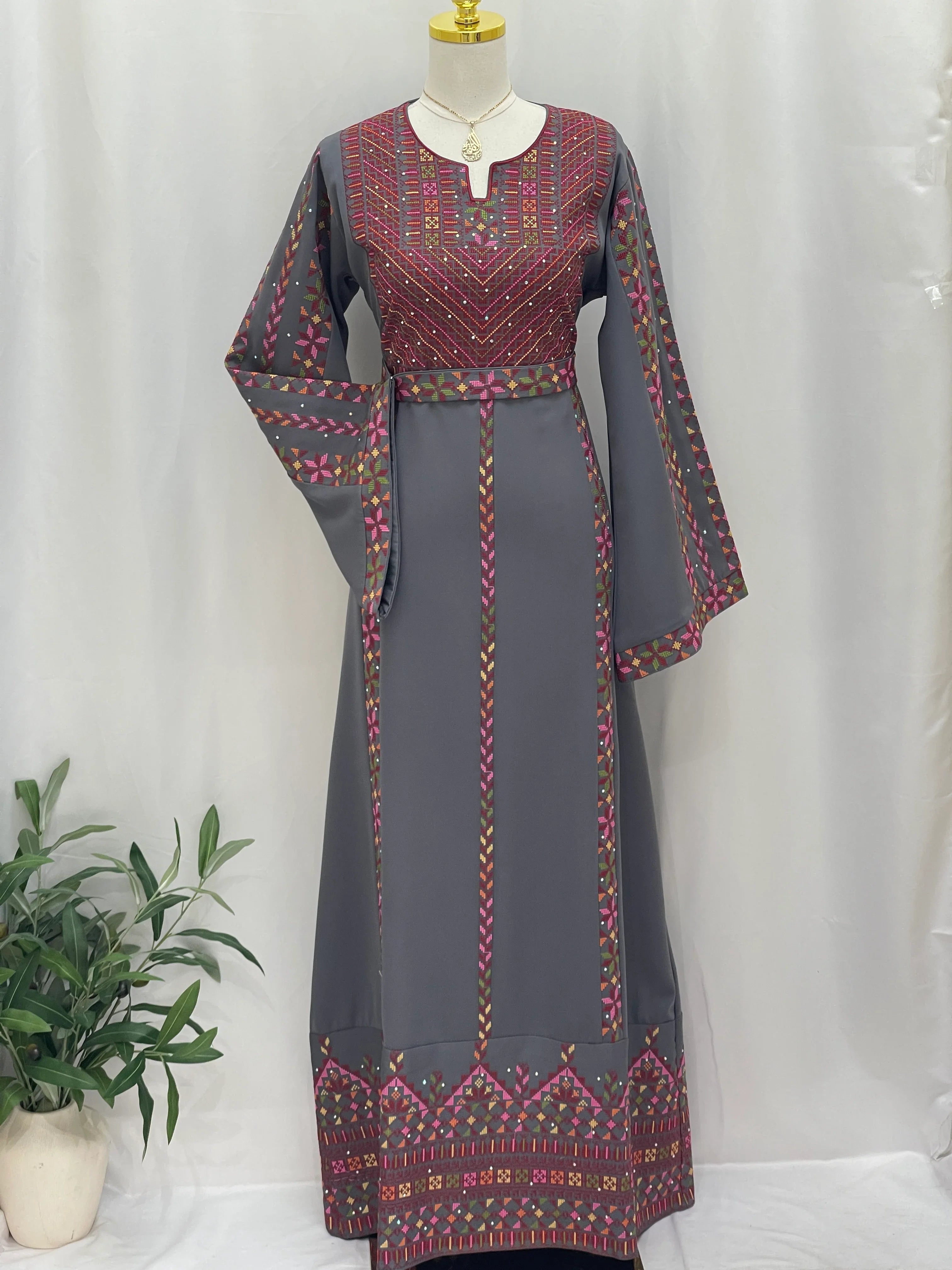 ثوب فلسطيني مطرز بسيط – زي تاتريز تقليدي