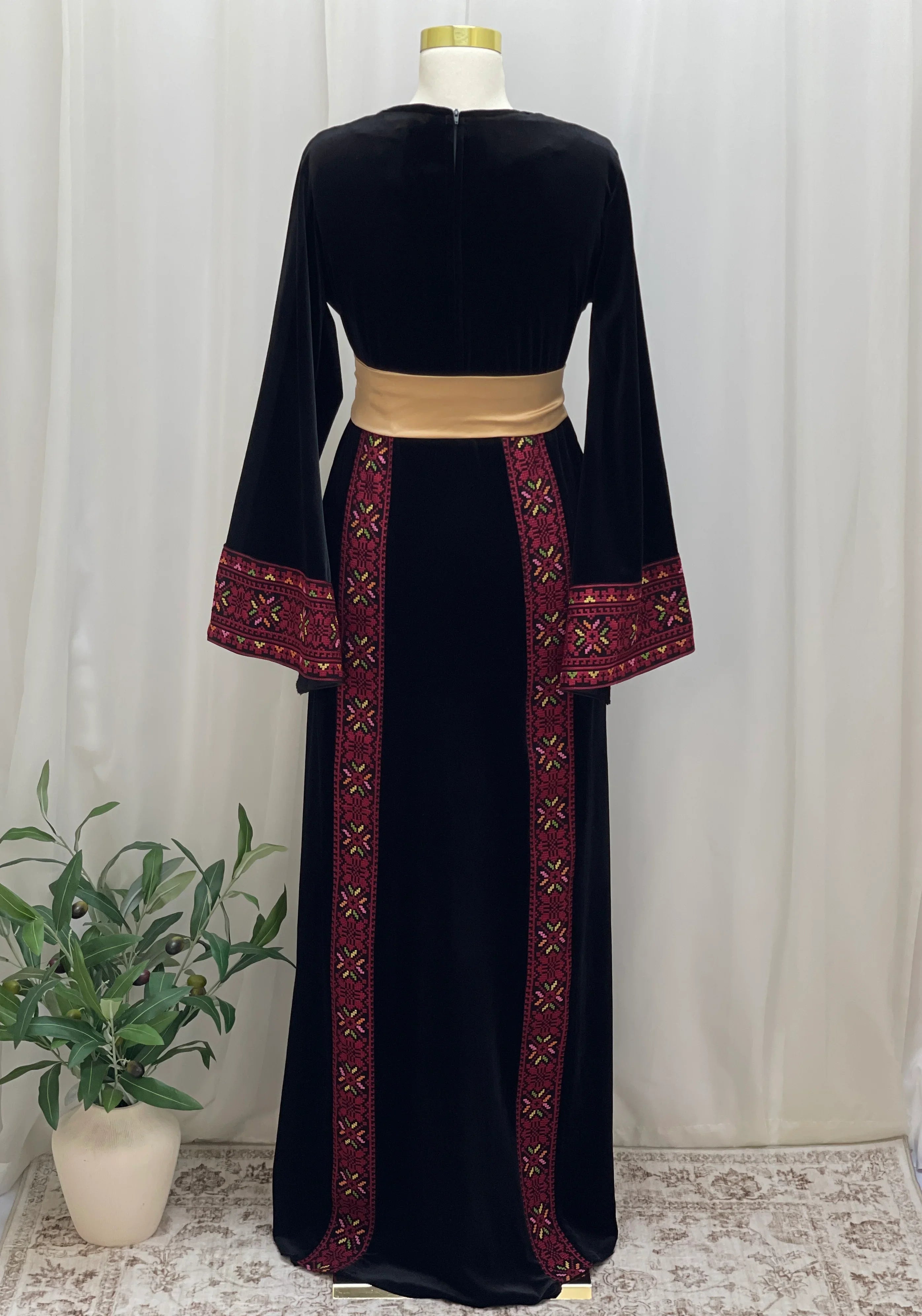 Al Noor Velvet Couture Thobe – Timeless Velvet Thobe Design