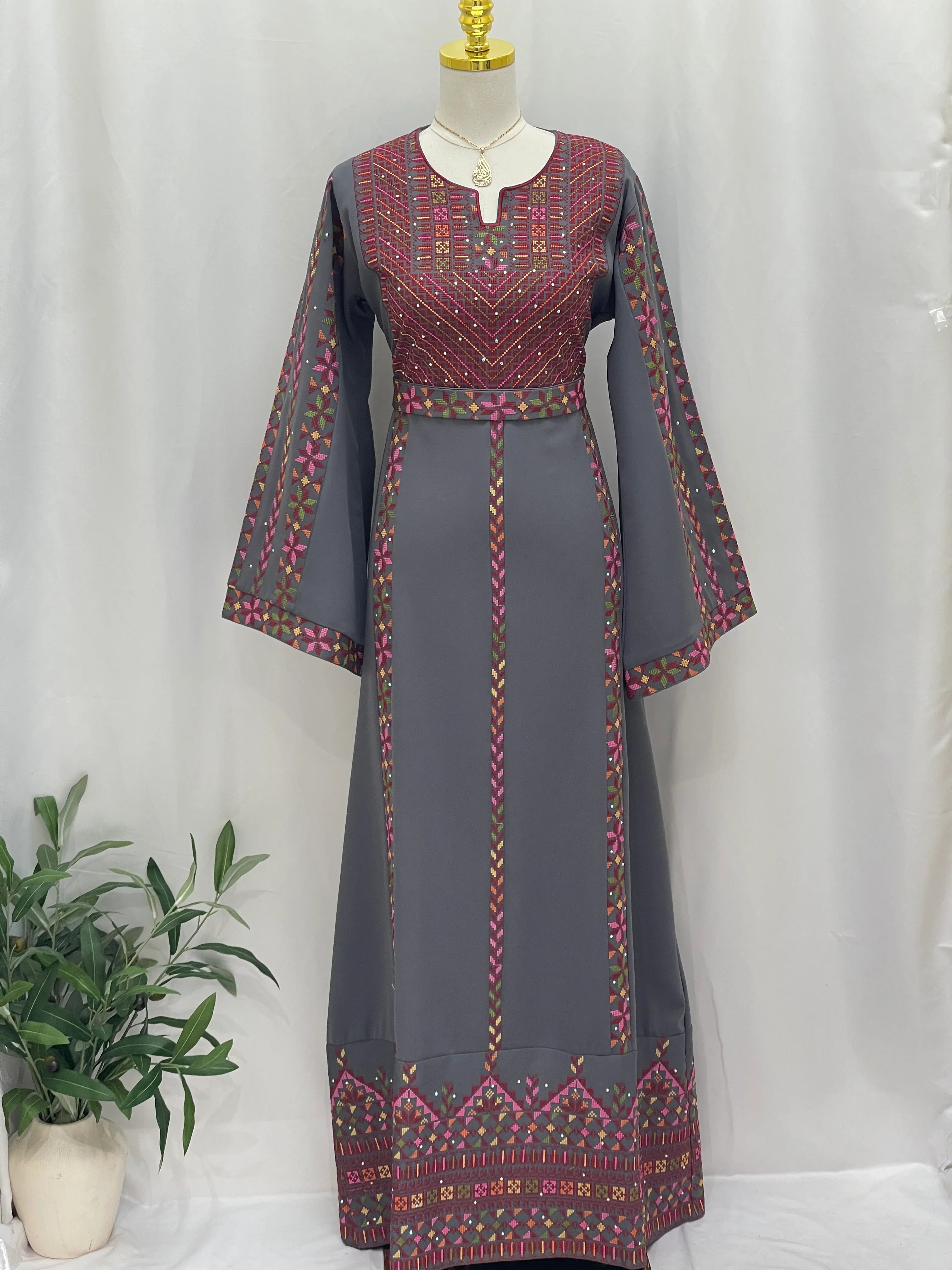 ثوب فلسطيني مطرز بسيط – زي تاتريز تقليدي