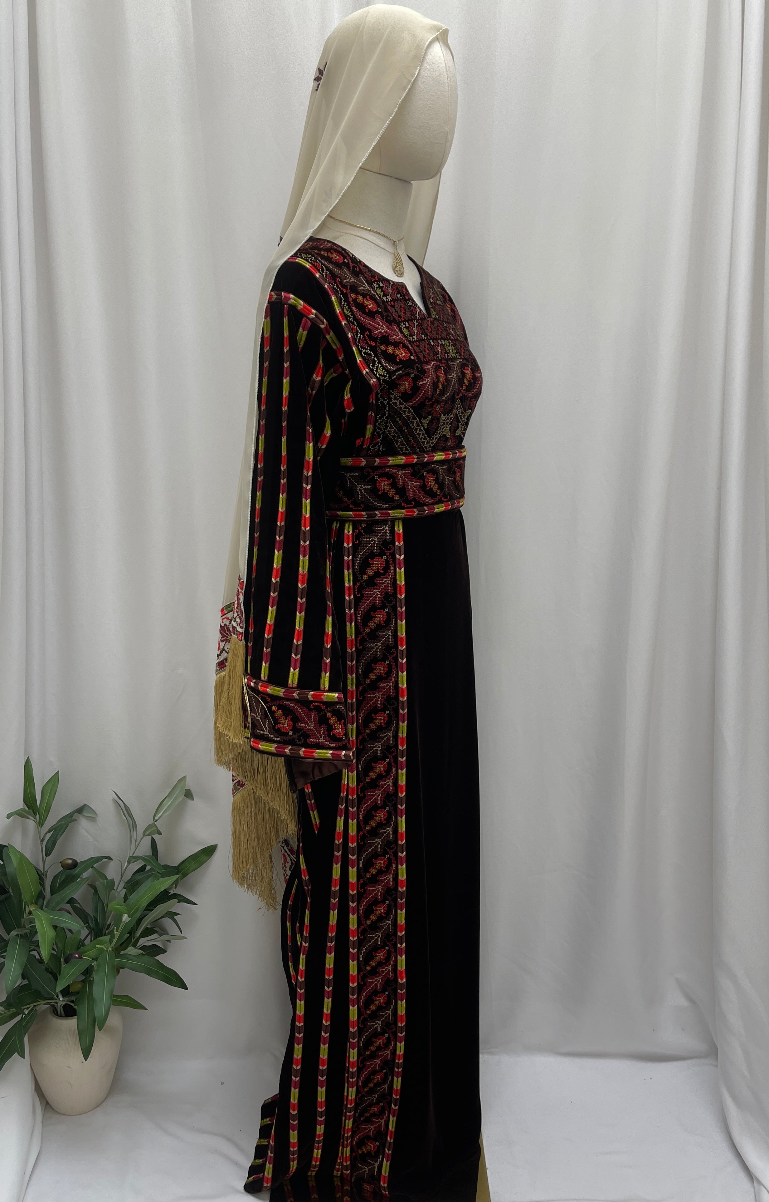 Sultana Embroidered Brown Velvet Thobe