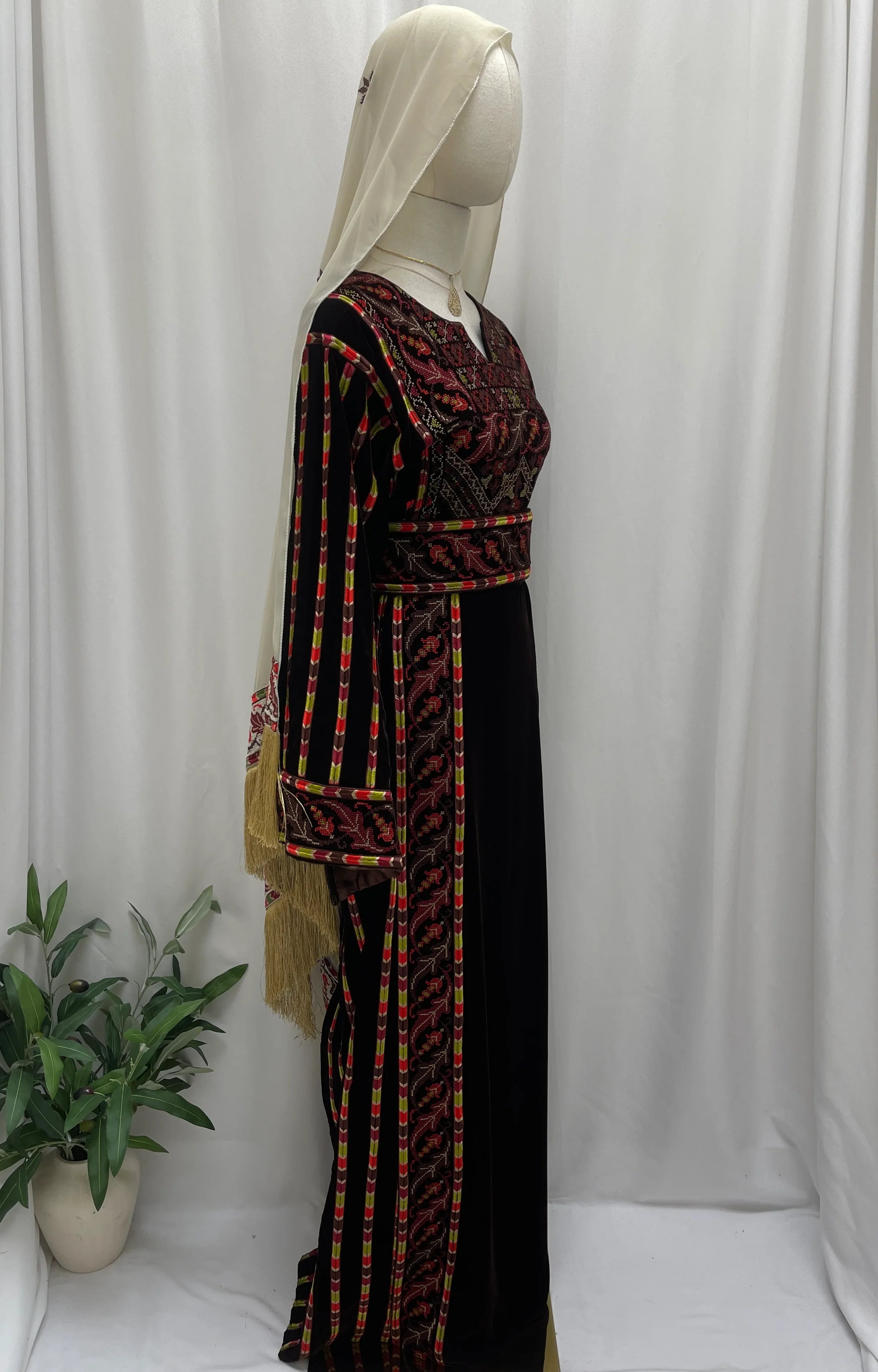 Sultana Embroidered Brown Velvet Thobe