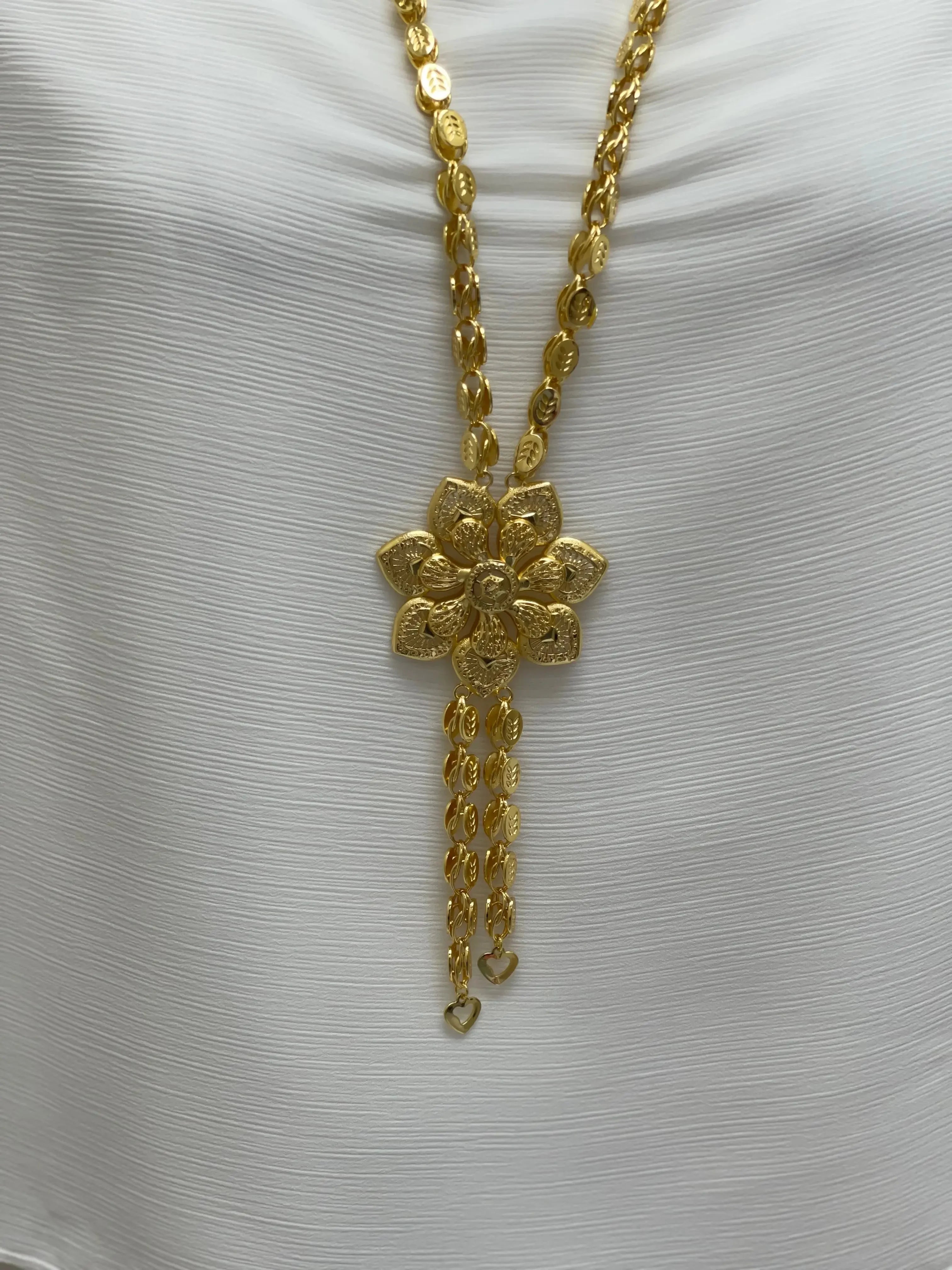 Floral Elegance: Halbe Flower Necklace Palestinian Elegance
