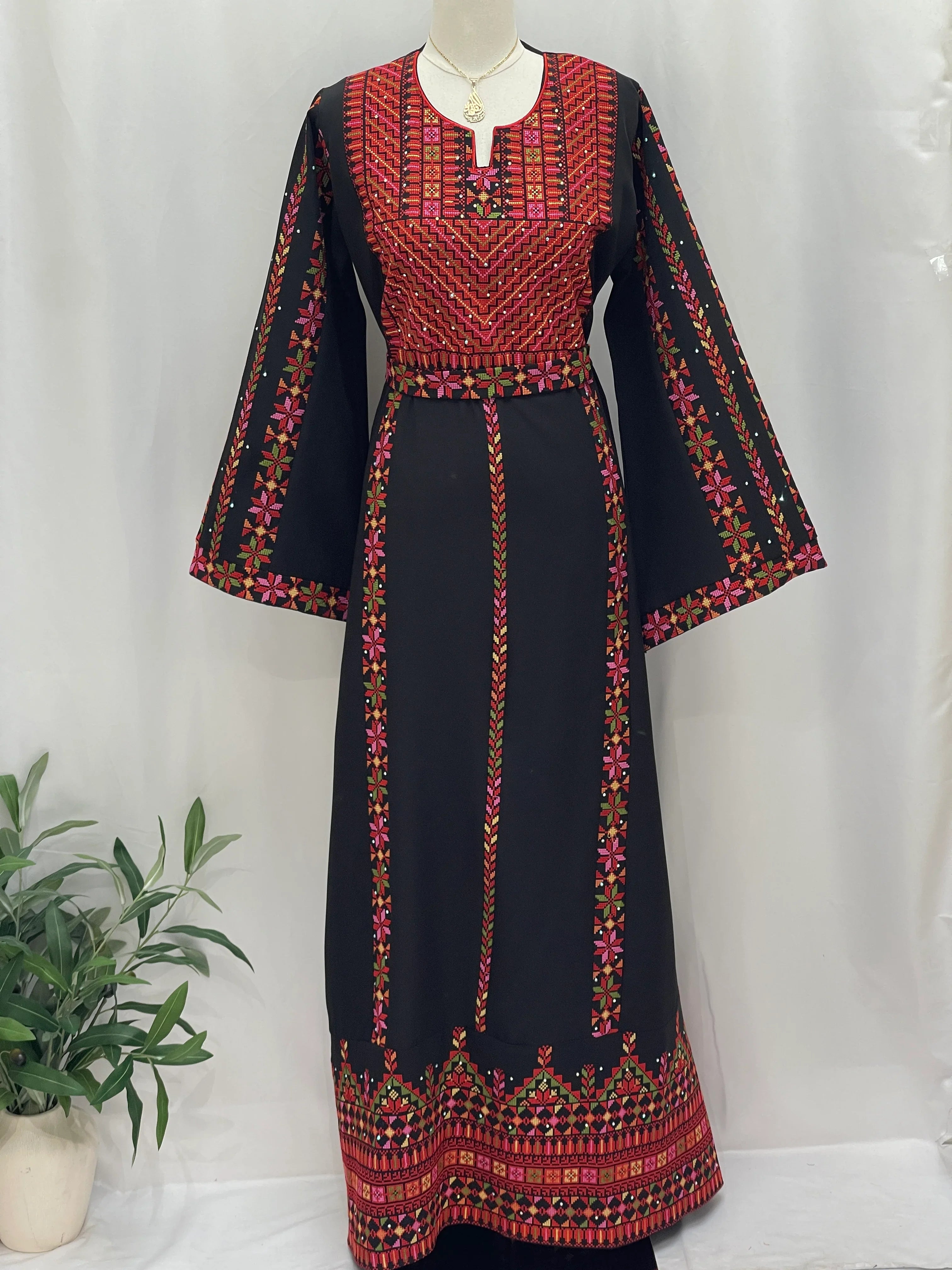 ثوب فلسطيني مطرز بسيط – زي تاتريز تقليدي