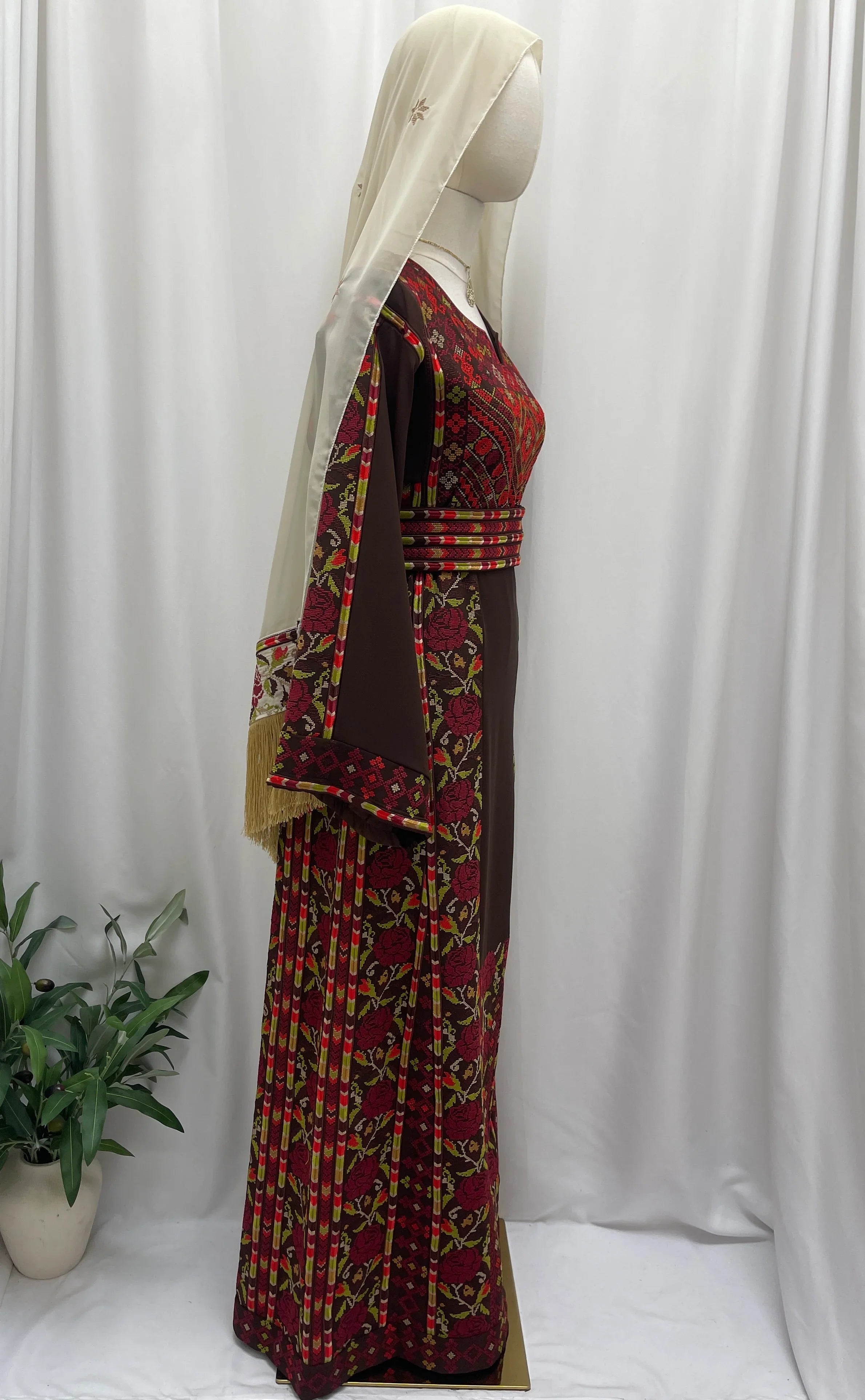 ثوب مطرز من خشب الورد التراثي