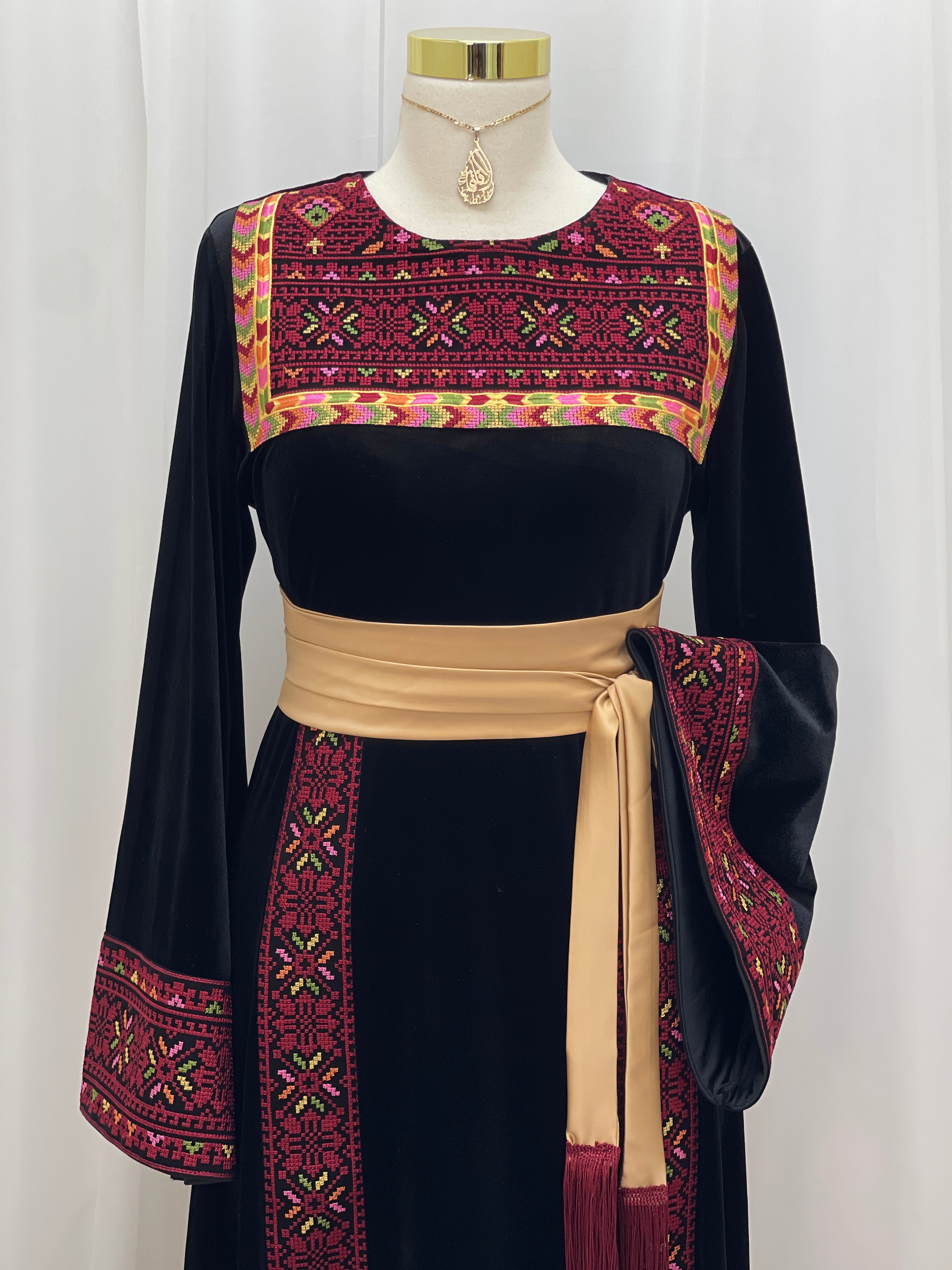 Al Noor Velvet Couture Thobe – Timeless Velvet Thobe Design