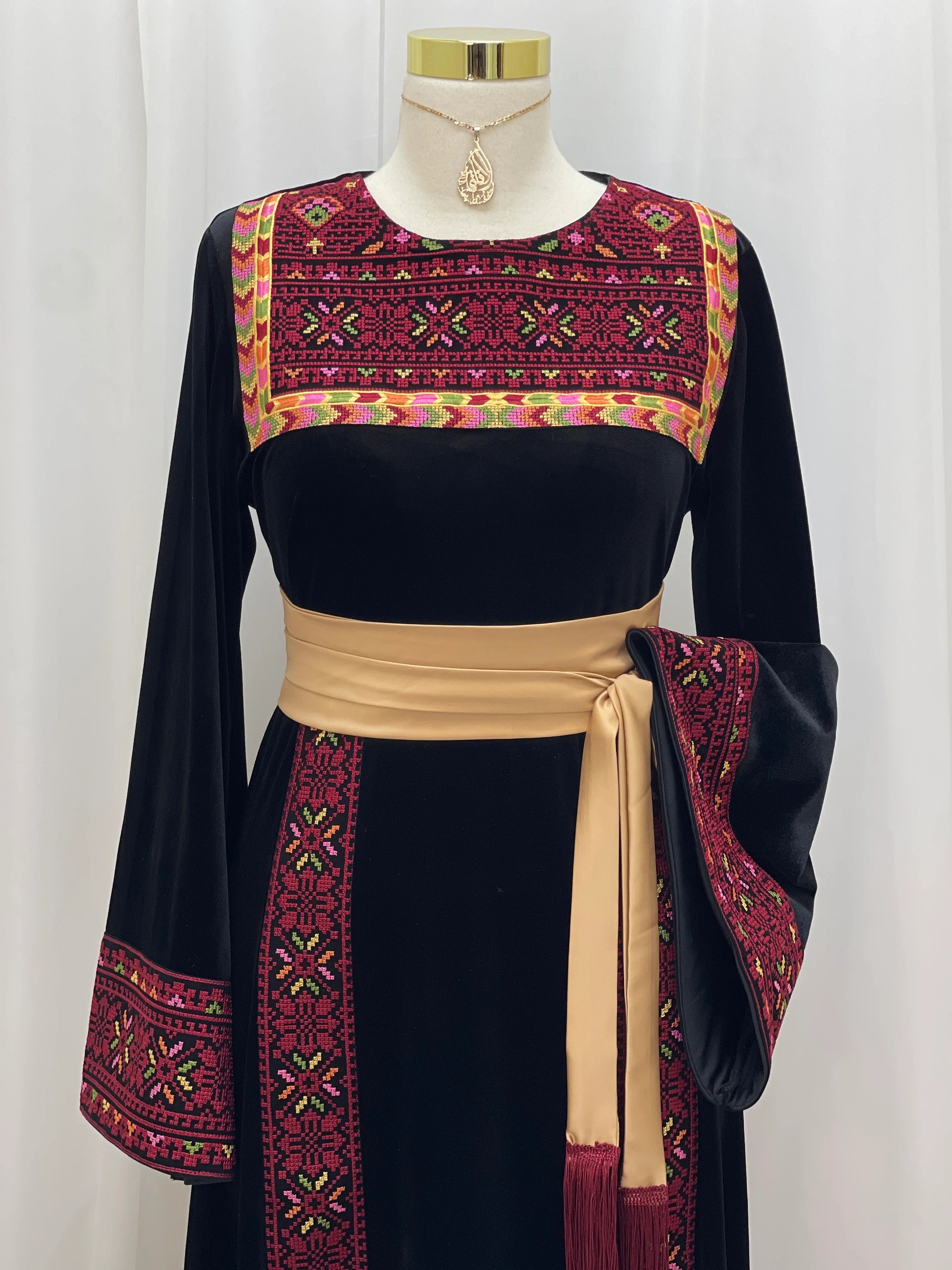 Al Noor Velvet Couture Thobe – Timeless Velvet Thobe Design