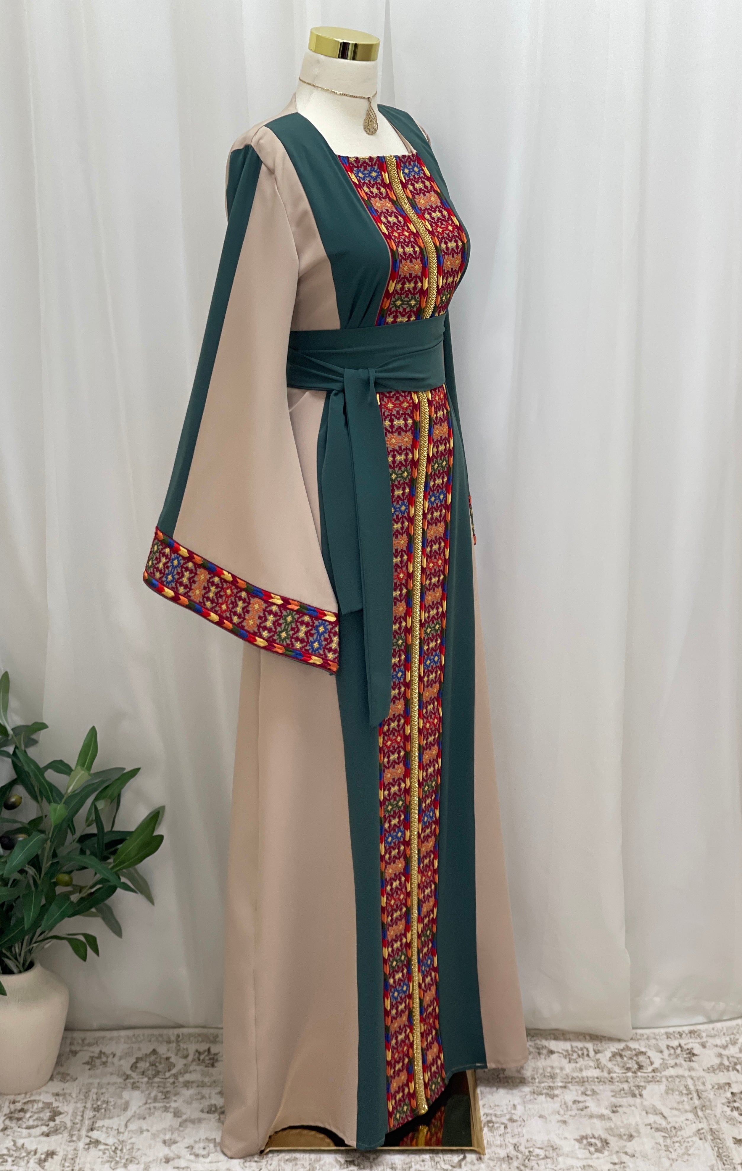 Sella Heritage Elegance Embroidered Thobe - Palestinian Elegance