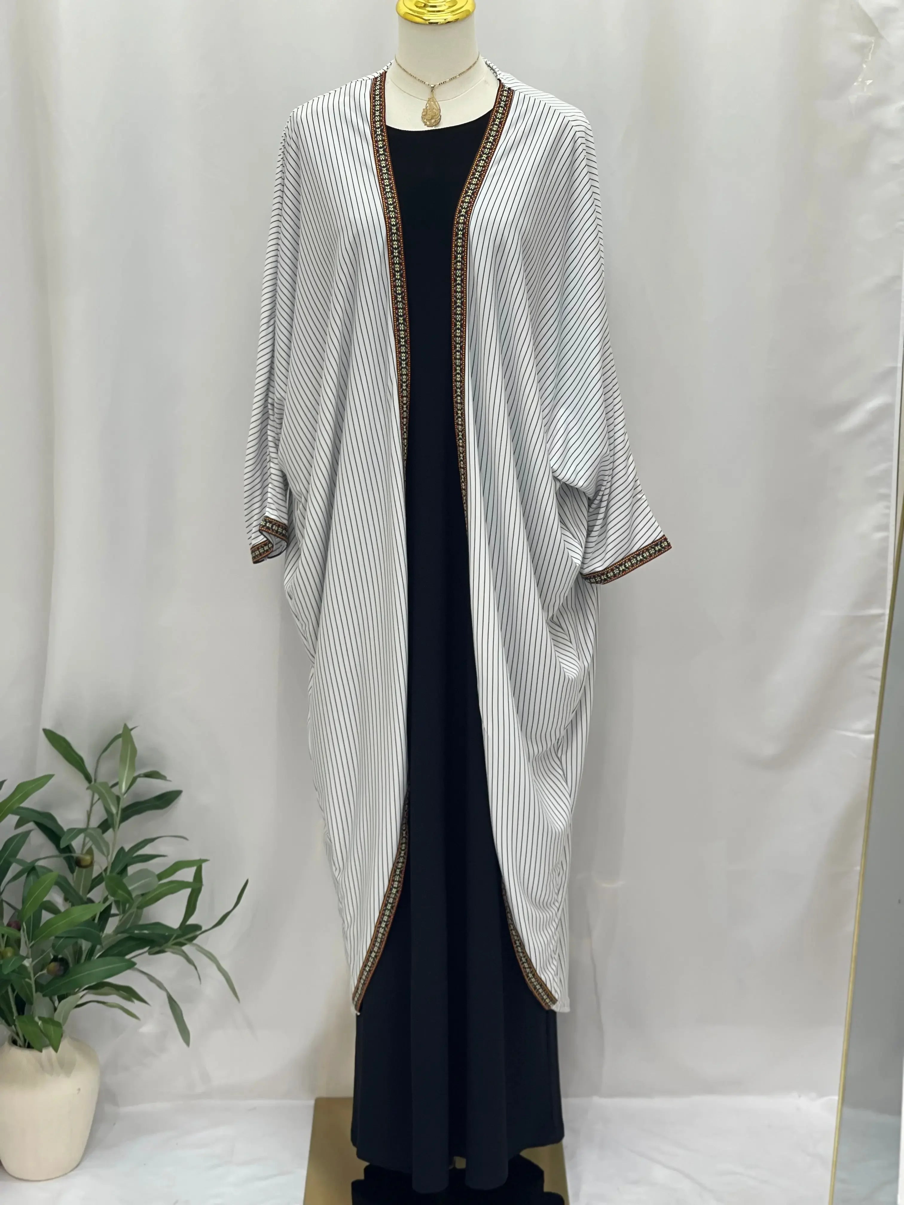 Timeless Sophistication: Jawaher Cardigan Palestinian Elegance