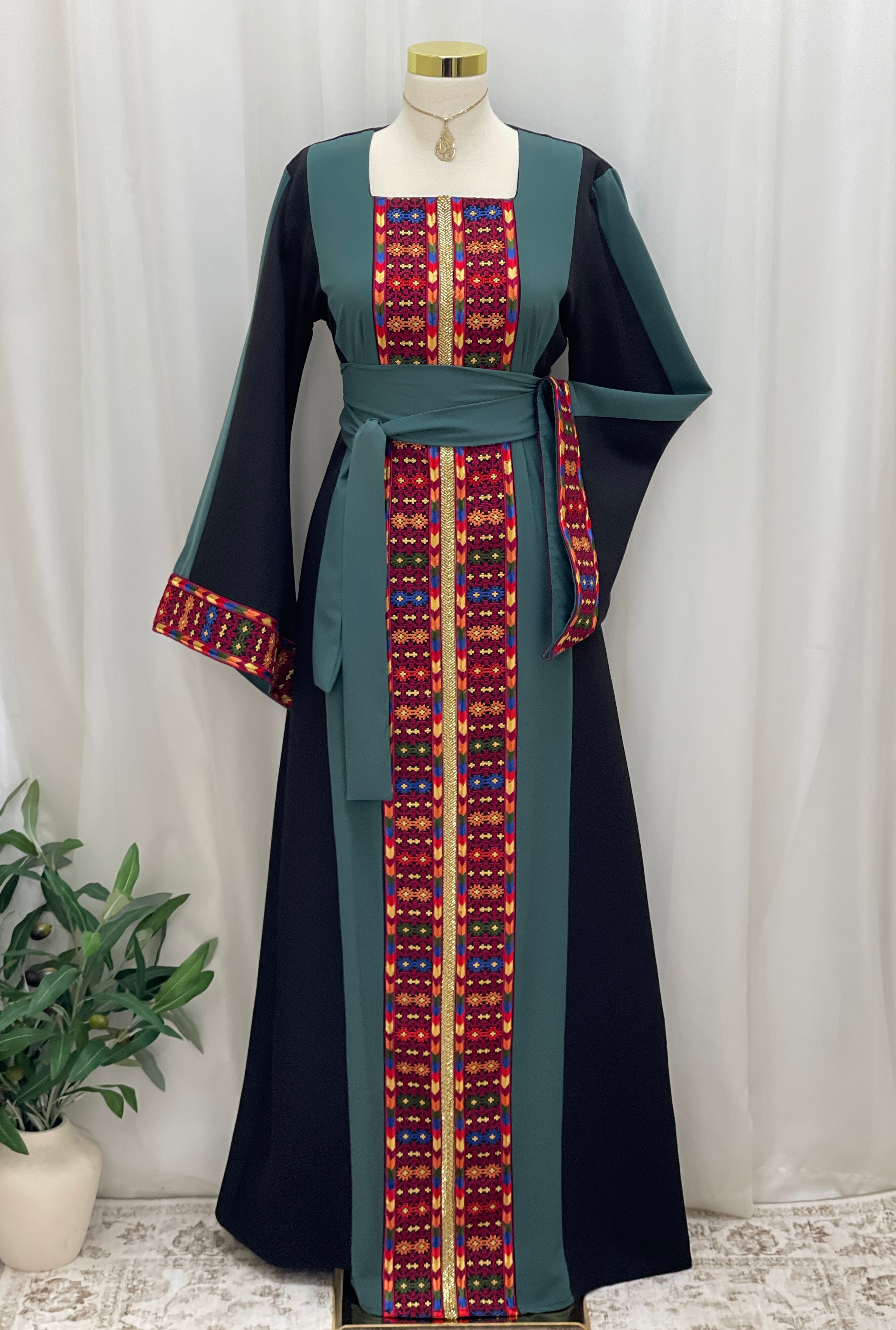 Sella Heritage Elegance Embroidered Thobe - Palestinian Elegance