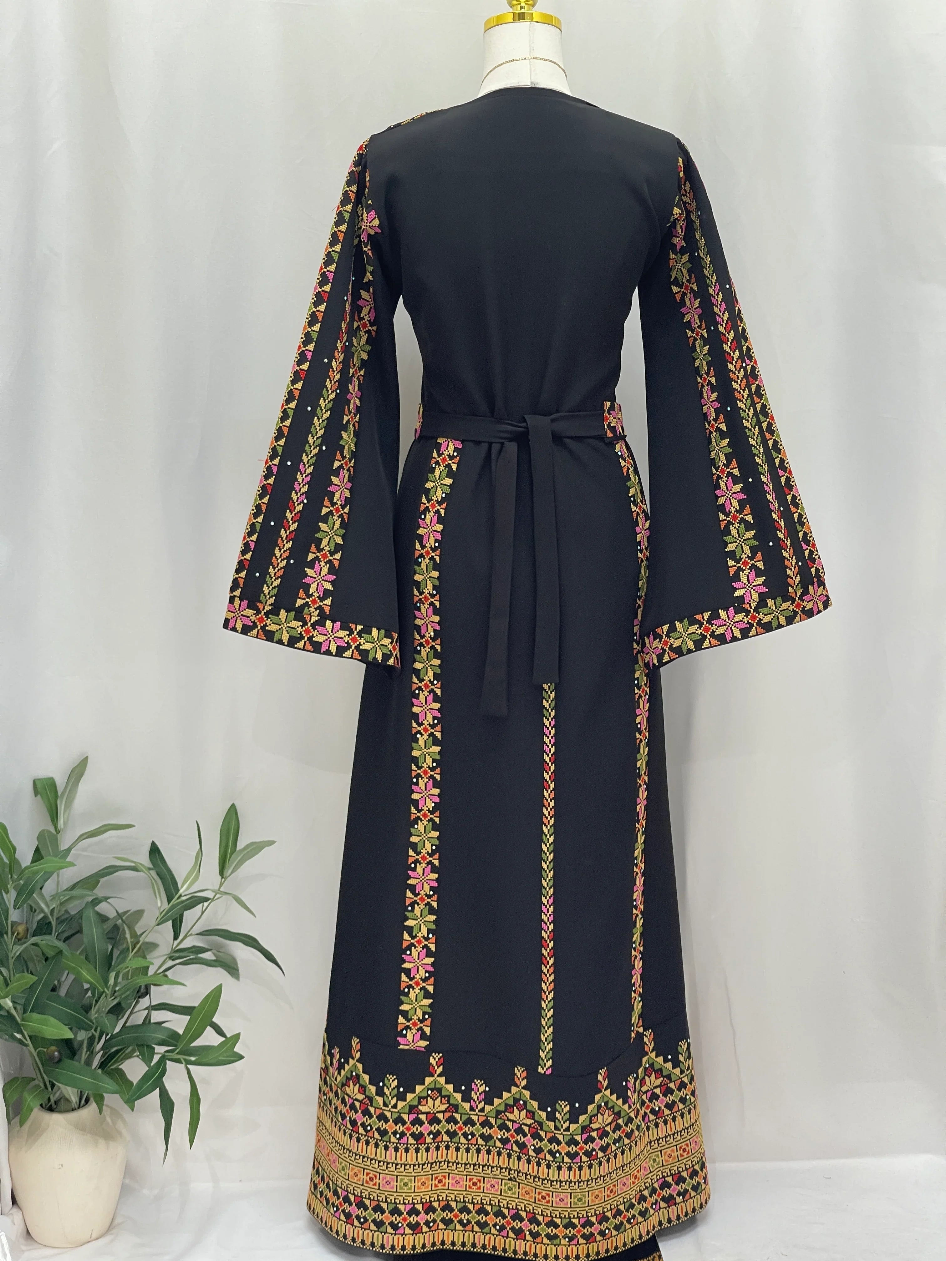 ثوب فلسطيني مطرز بسيط – زي تاتريز تقليدي