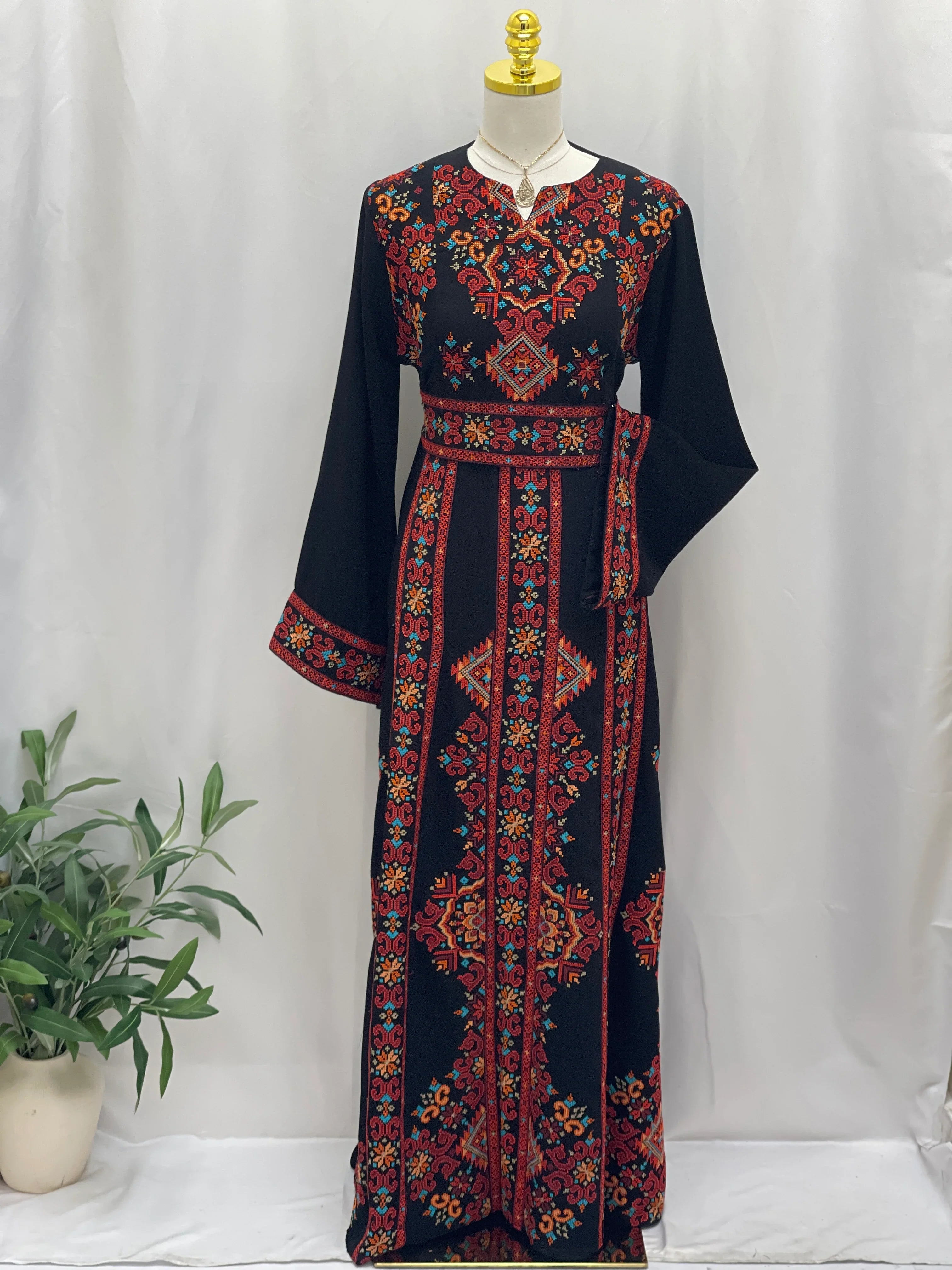 فستان فلسطيني مطرز – على الطراز التطرزي الكلاسيكي