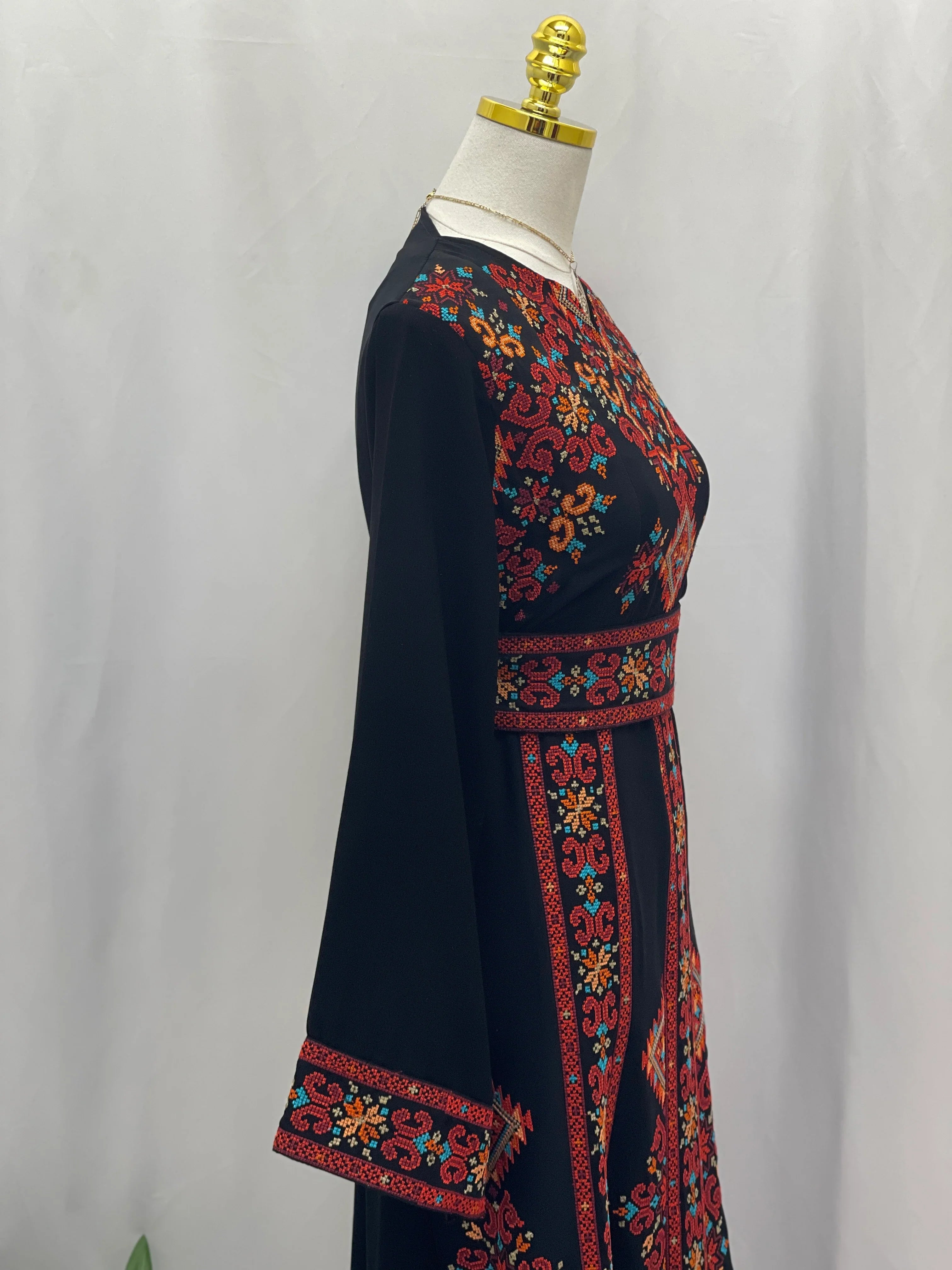 فستان فلسطيني مطرز – على الطراز التطرزي الكلاسيكي