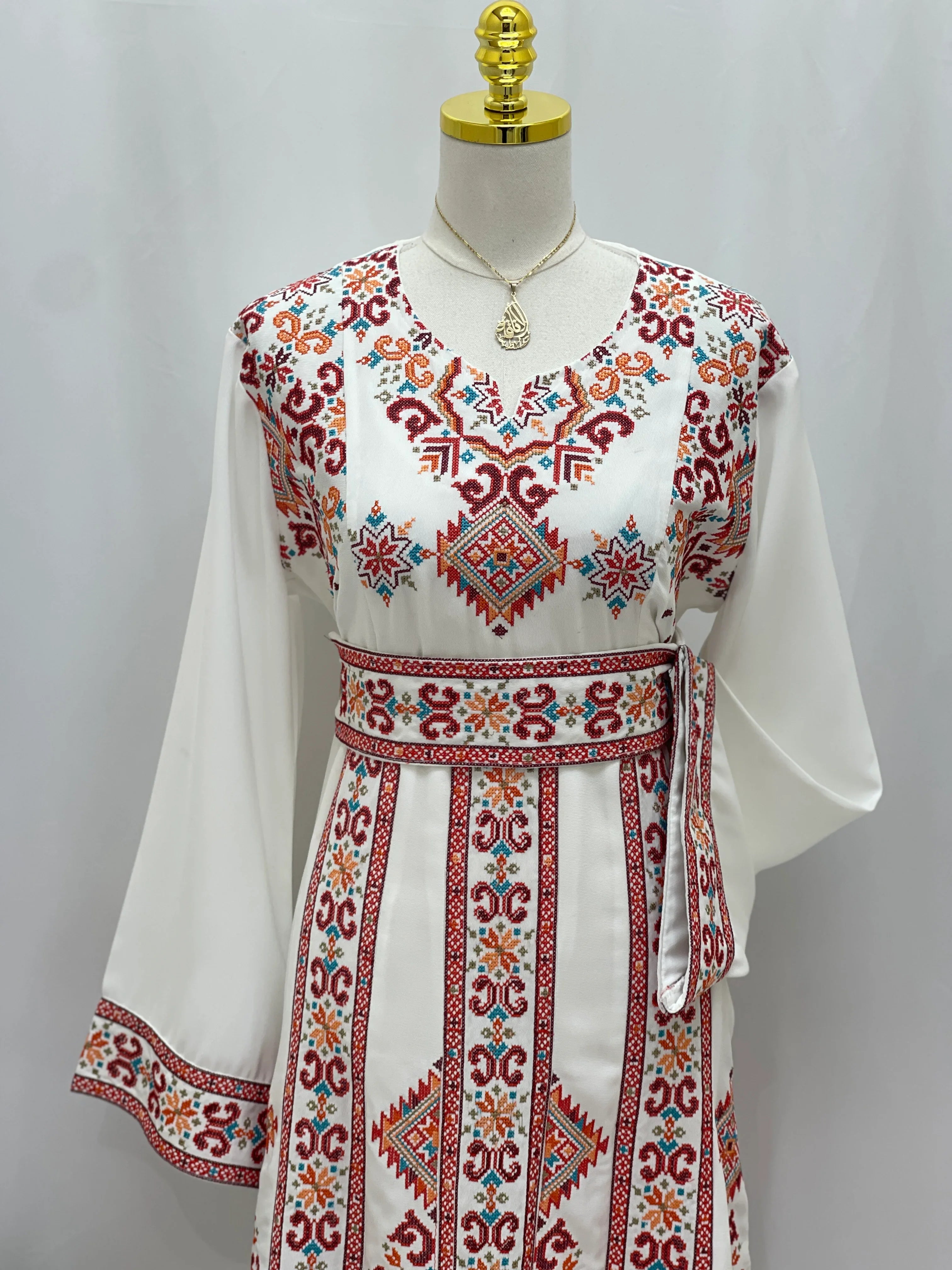 فستان فلسطيني مطرز – على الطراز التطرزي الكلاسيكي