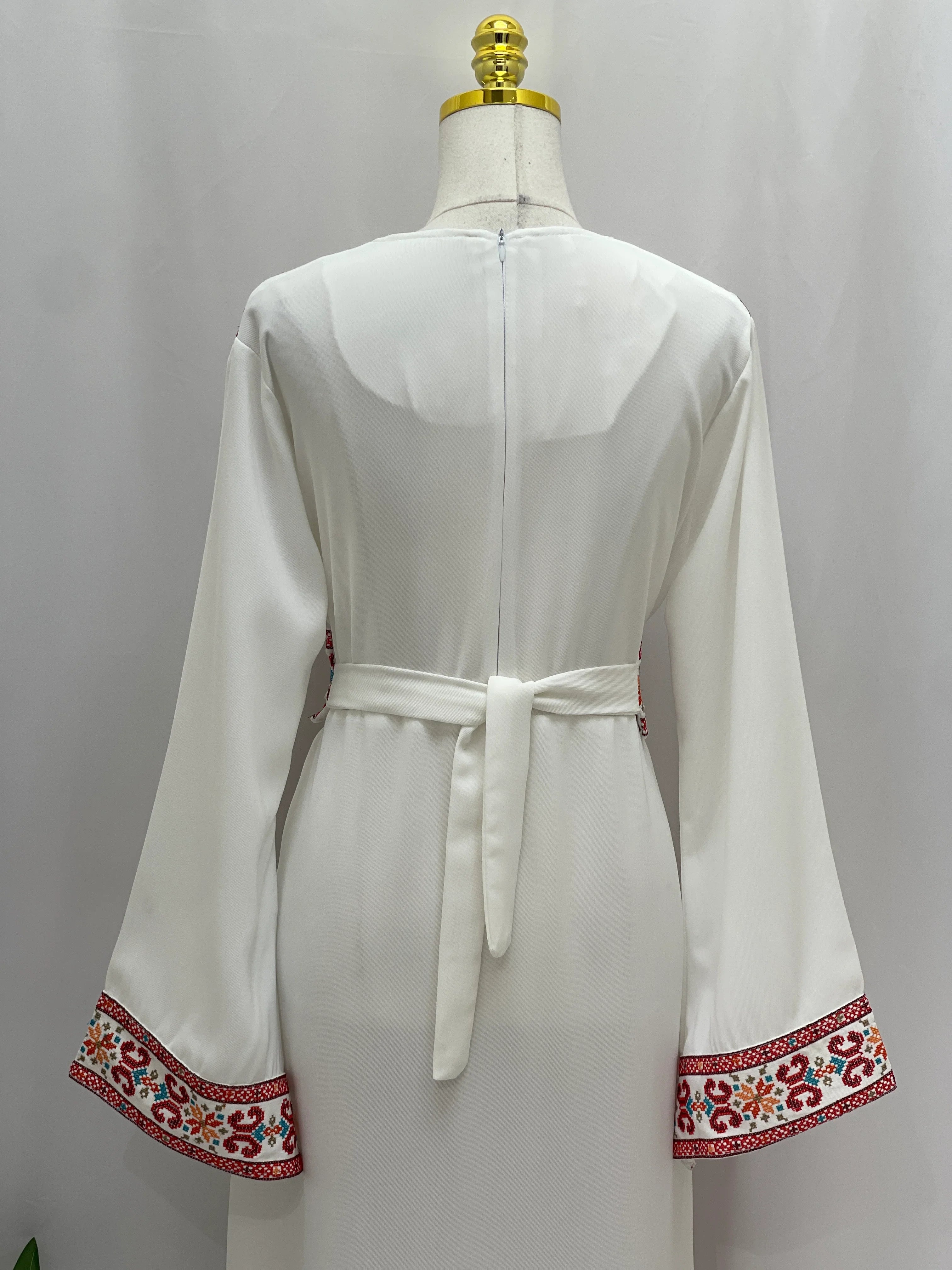 فستان فلسطيني مطرز – على الطراز التطرزي الكلاسيكي