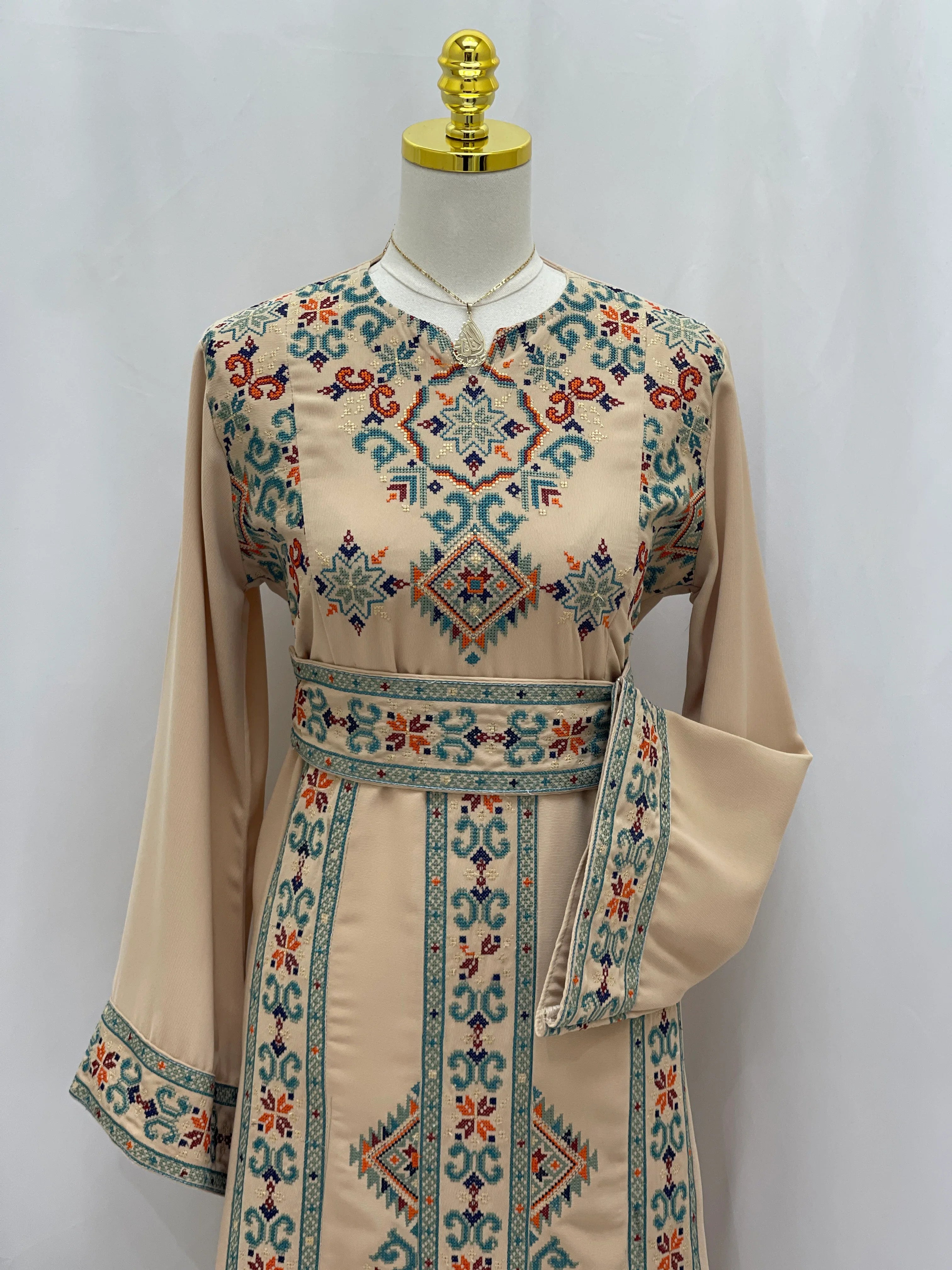 فستان فلسطيني مطرز – على الطراز التطرزي الكلاسيكي