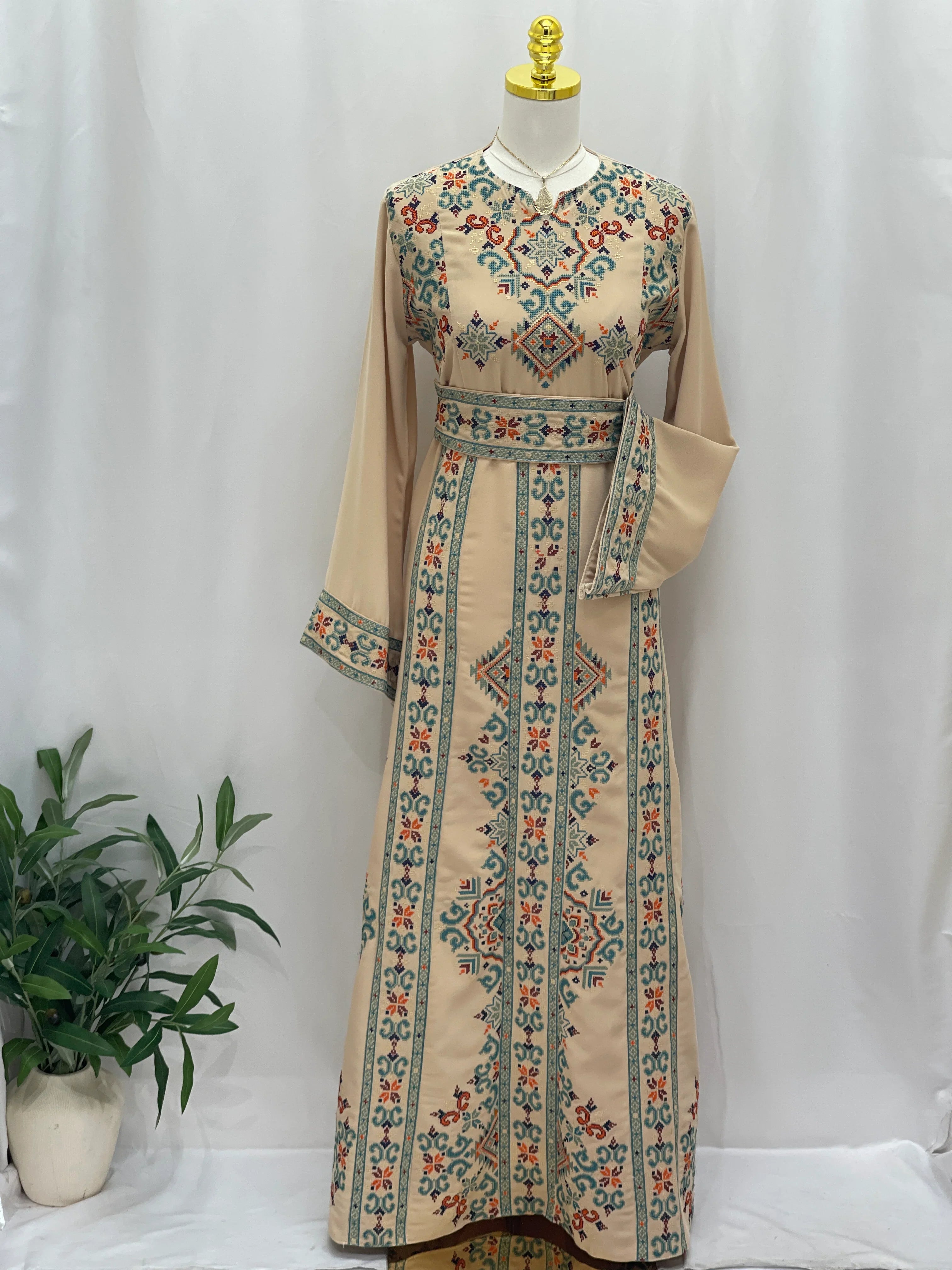 فستان فلسطيني مطرز – على الطراز التطرزي الكلاسيكي