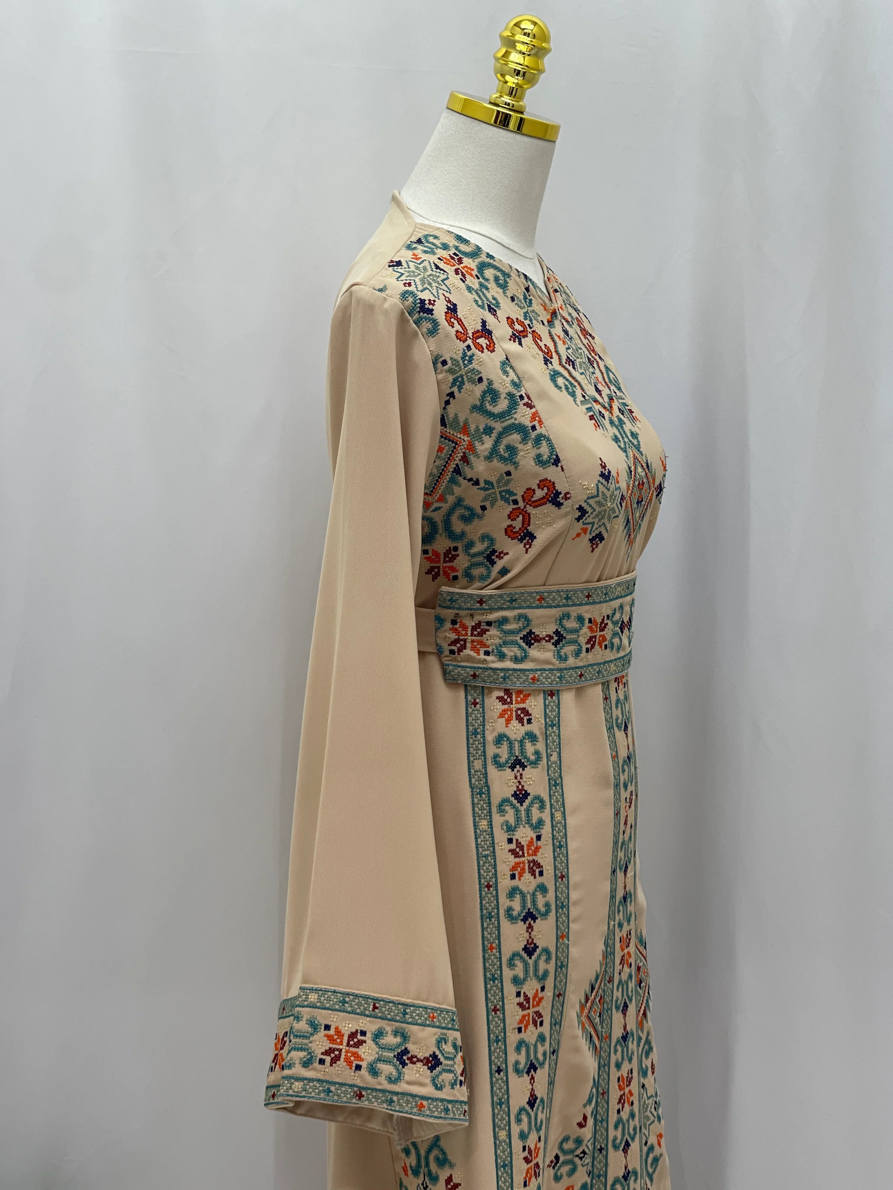 فستان فلسطيني مطرز – على الطراز التطرزي الكلاسيكي