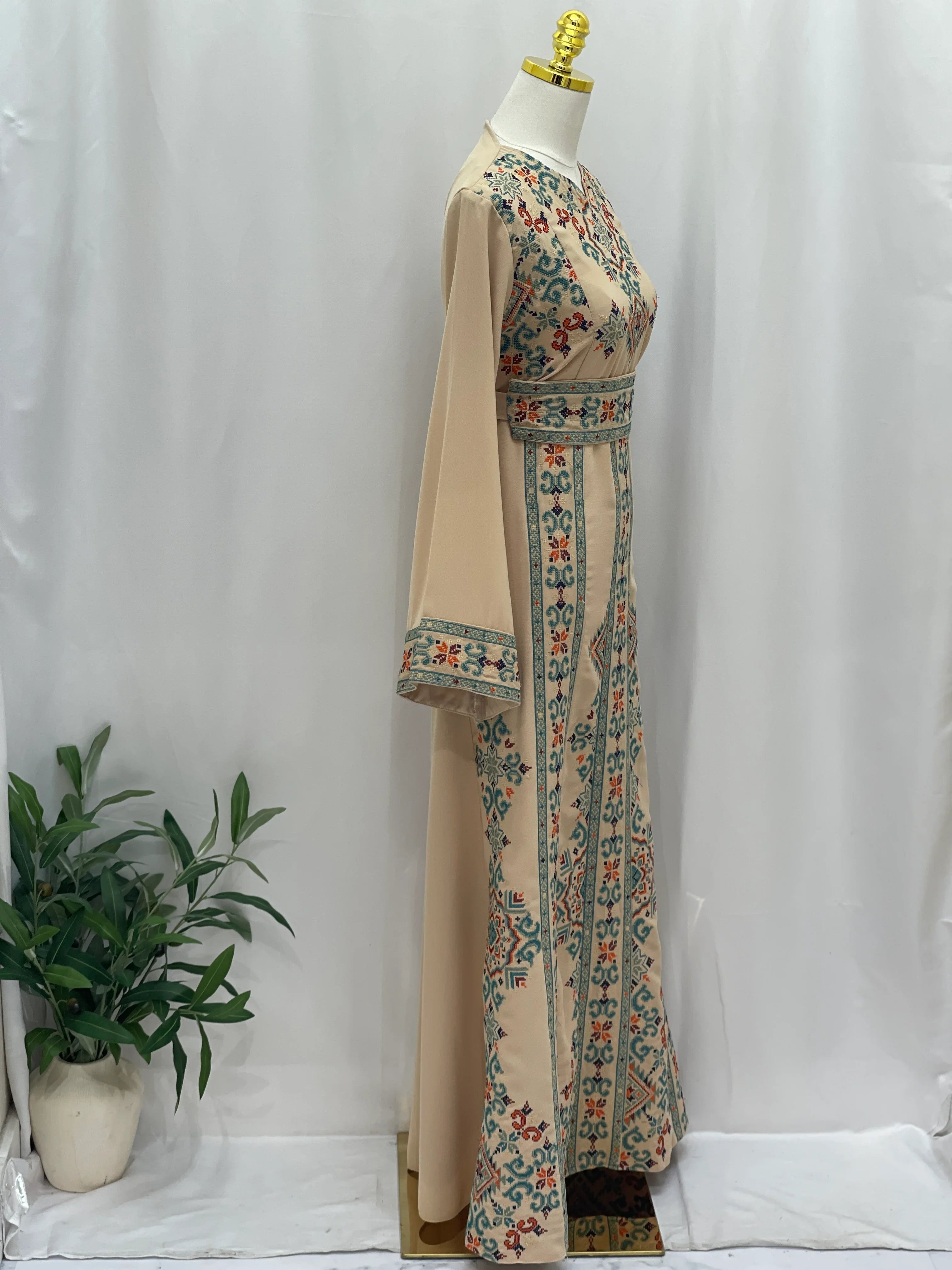 فستان فلسطيني مطرز – على الطراز التطرزي الكلاسيكي