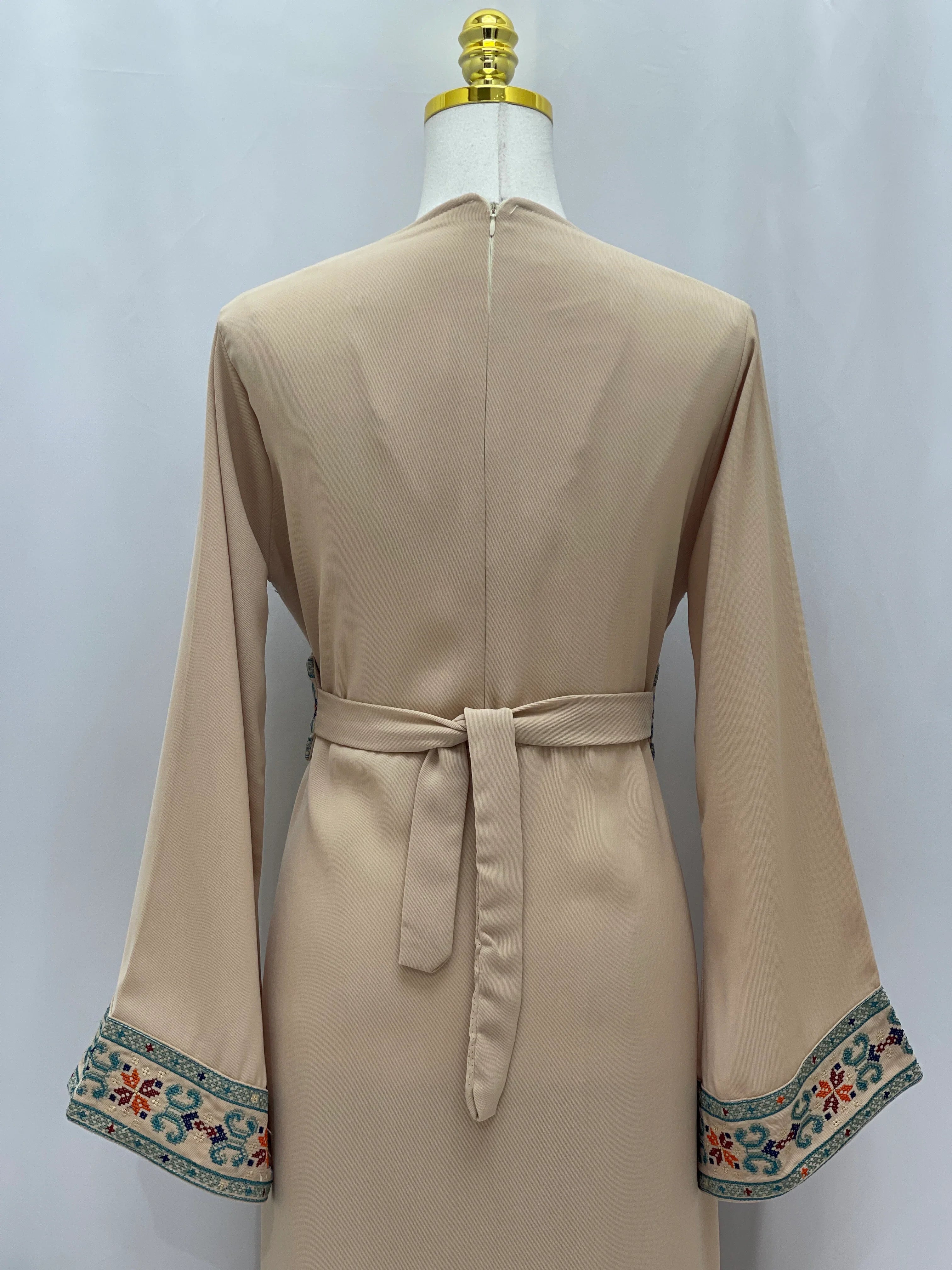 فستان فلسطيني مطرز – على الطراز التطرزي الكلاسيكي