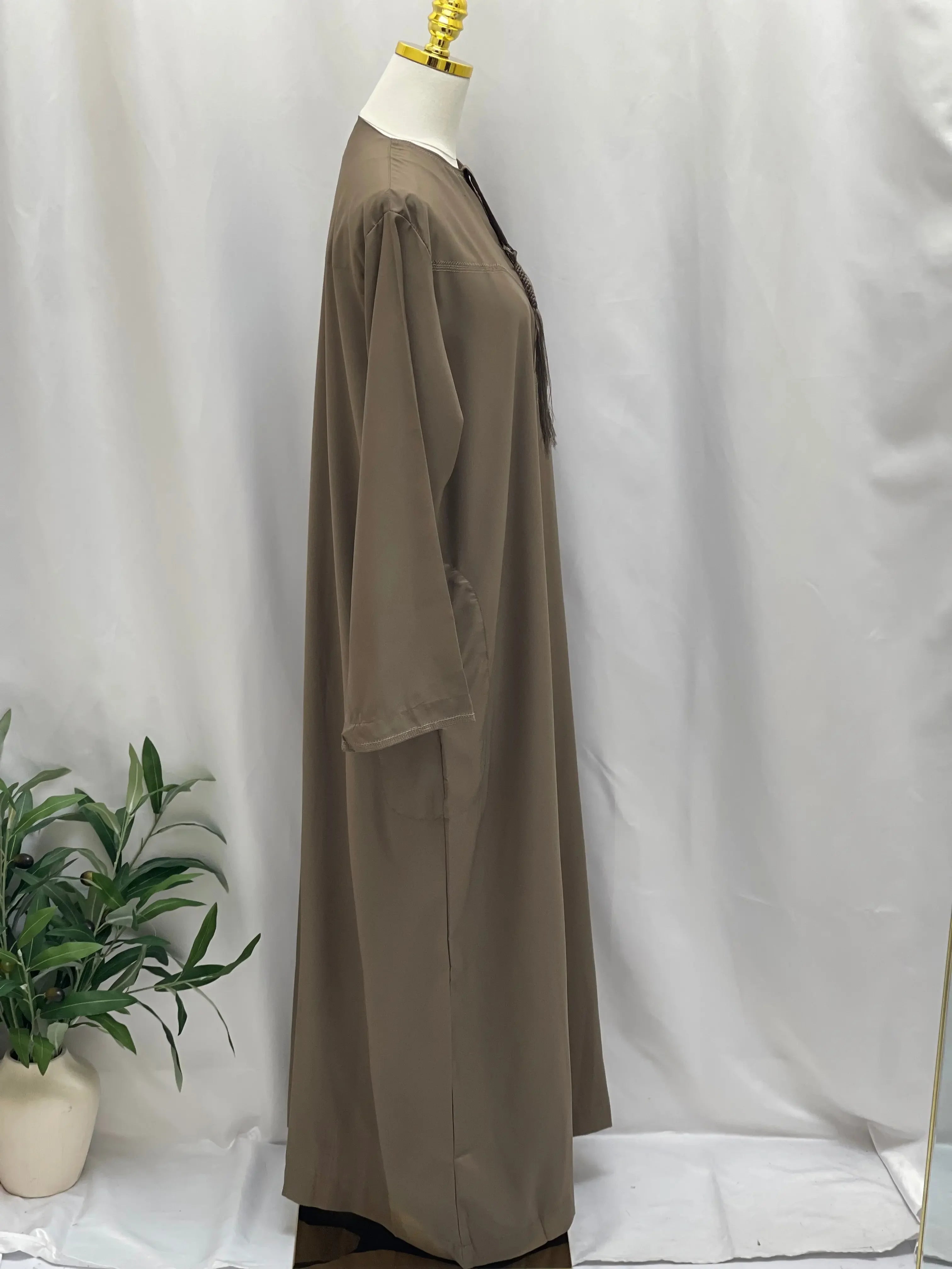 Men's High-Quality Thobe with Sharshoba Tassel -l Palestinian Elegance