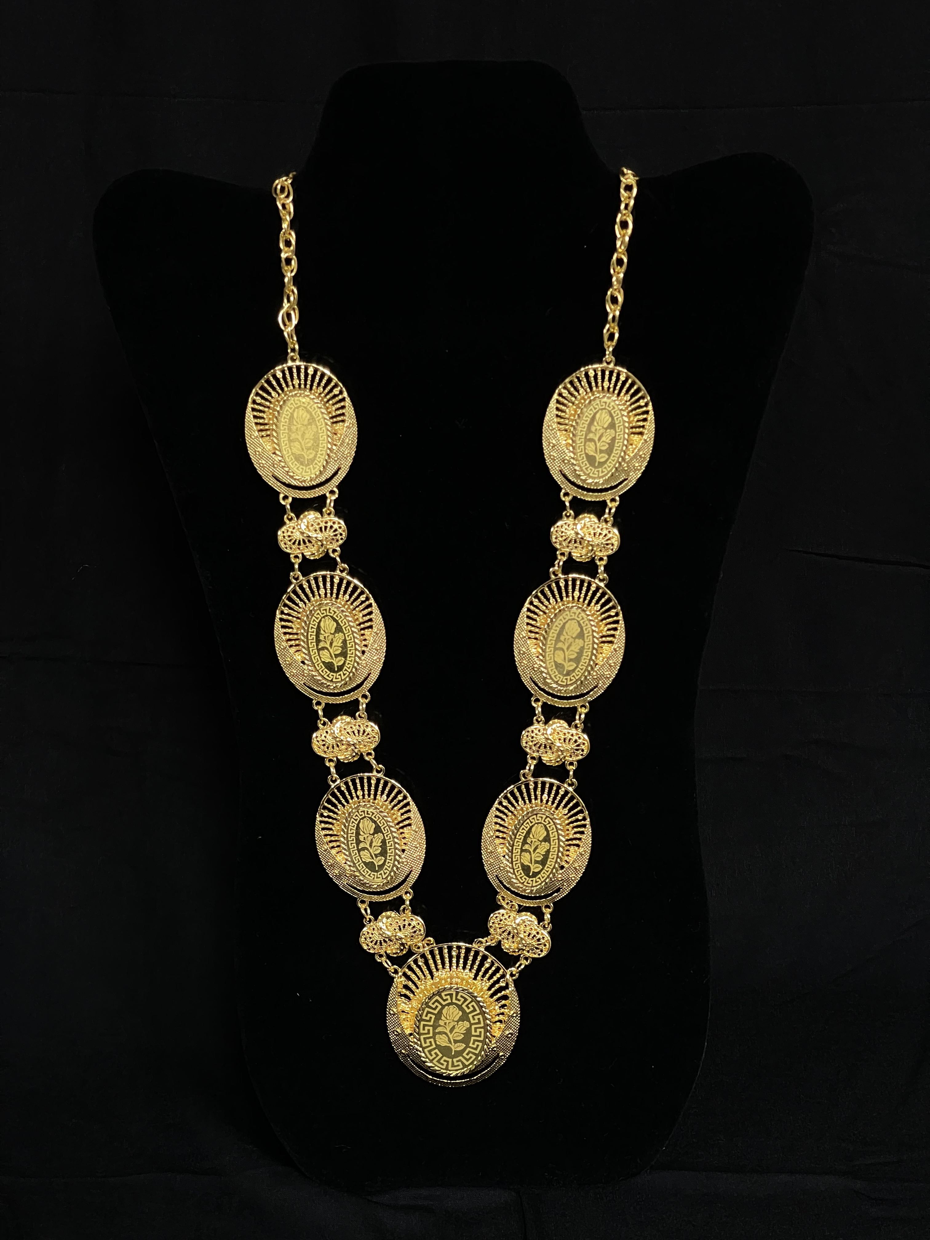 Palestinian Elegance klada necklace gold imitation with intricate circular medallions on gold chain