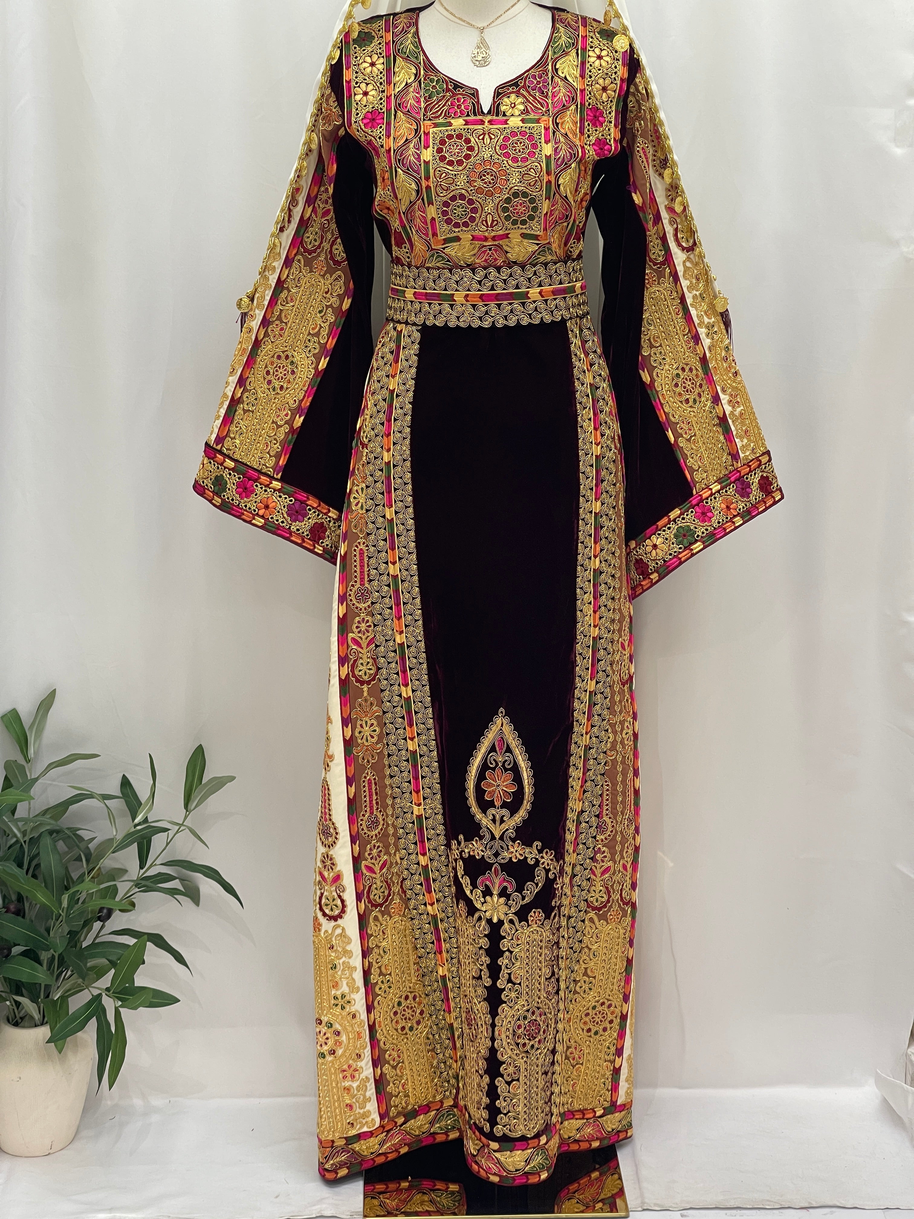 Elegant Malikat al-Turath Thoub embroidered in rich colors with intricate designs and wide sleeves