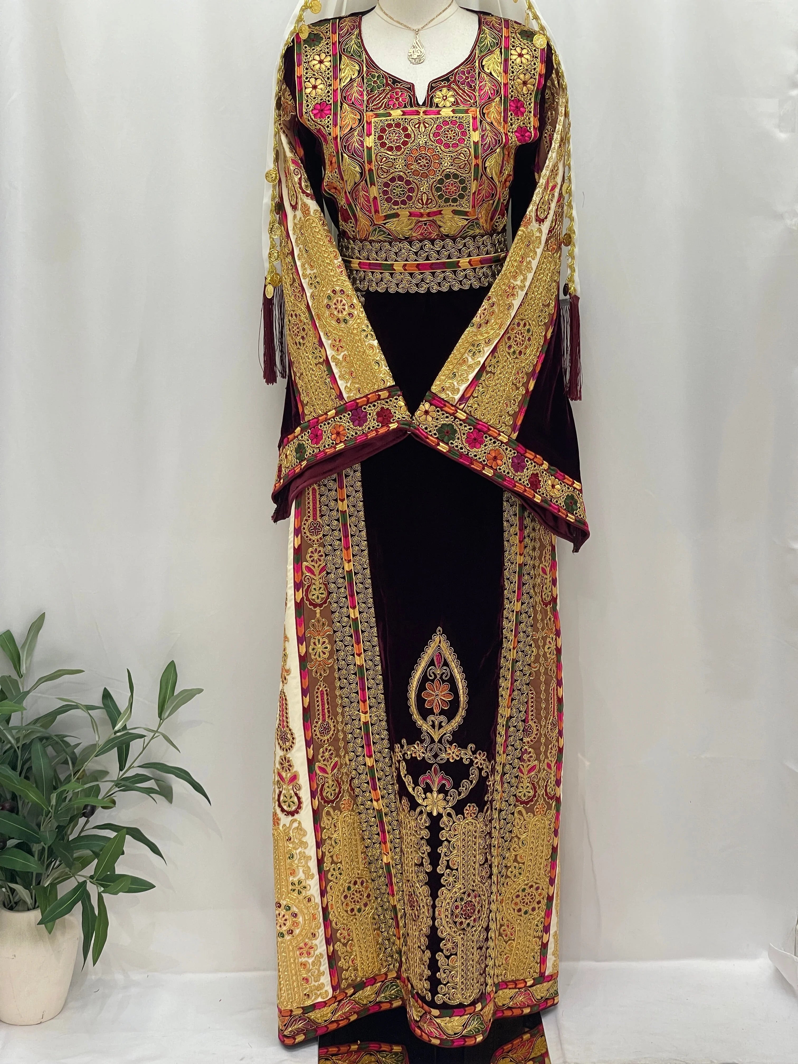 Malikat al-Turath Thoub featuring intricate embroidery and vibrant colors for elegant cultural attire