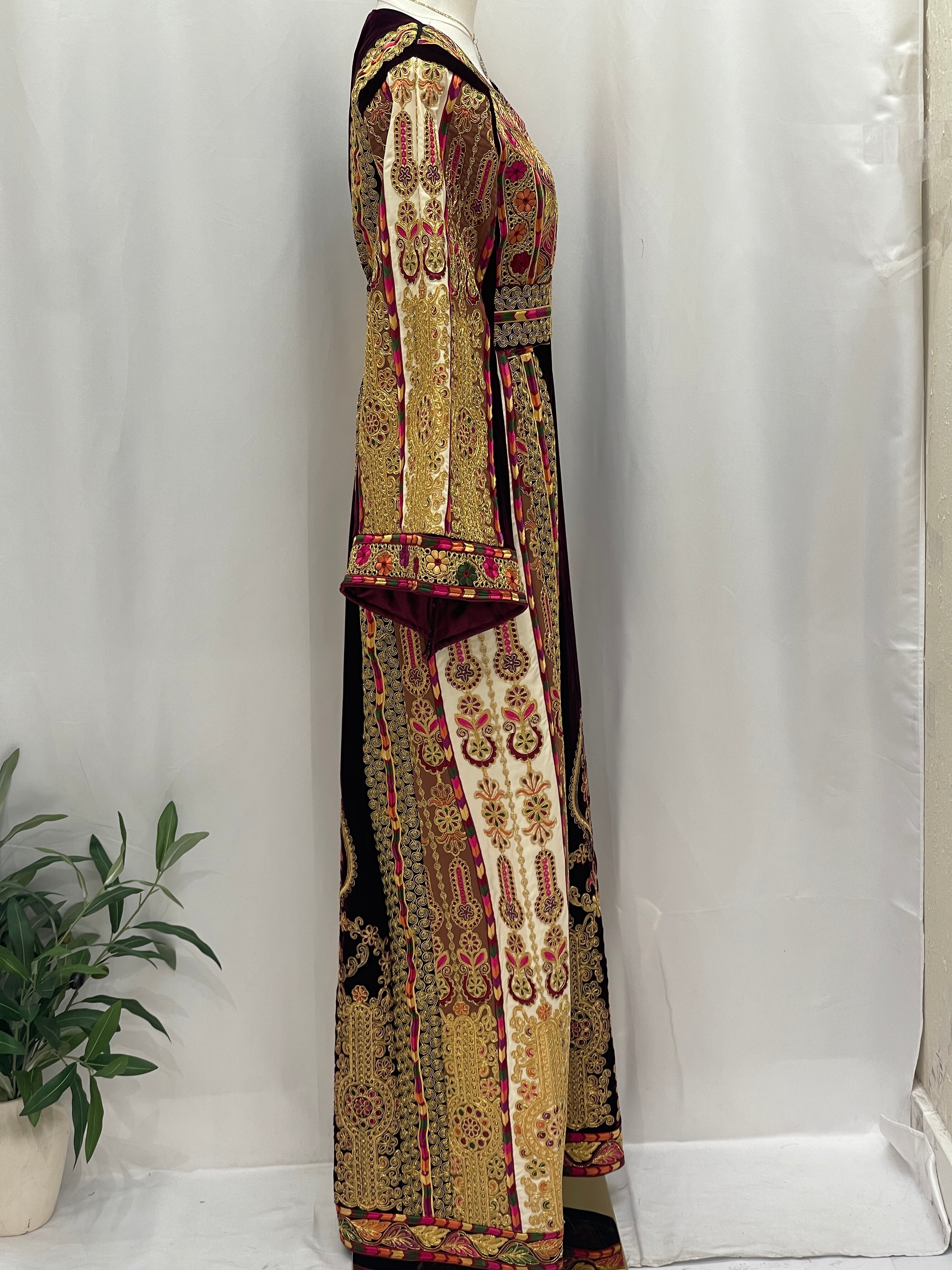 Side view of Malikat al-Turath Thoub, featuring intricate embroidery and rich colors for elegant wear.