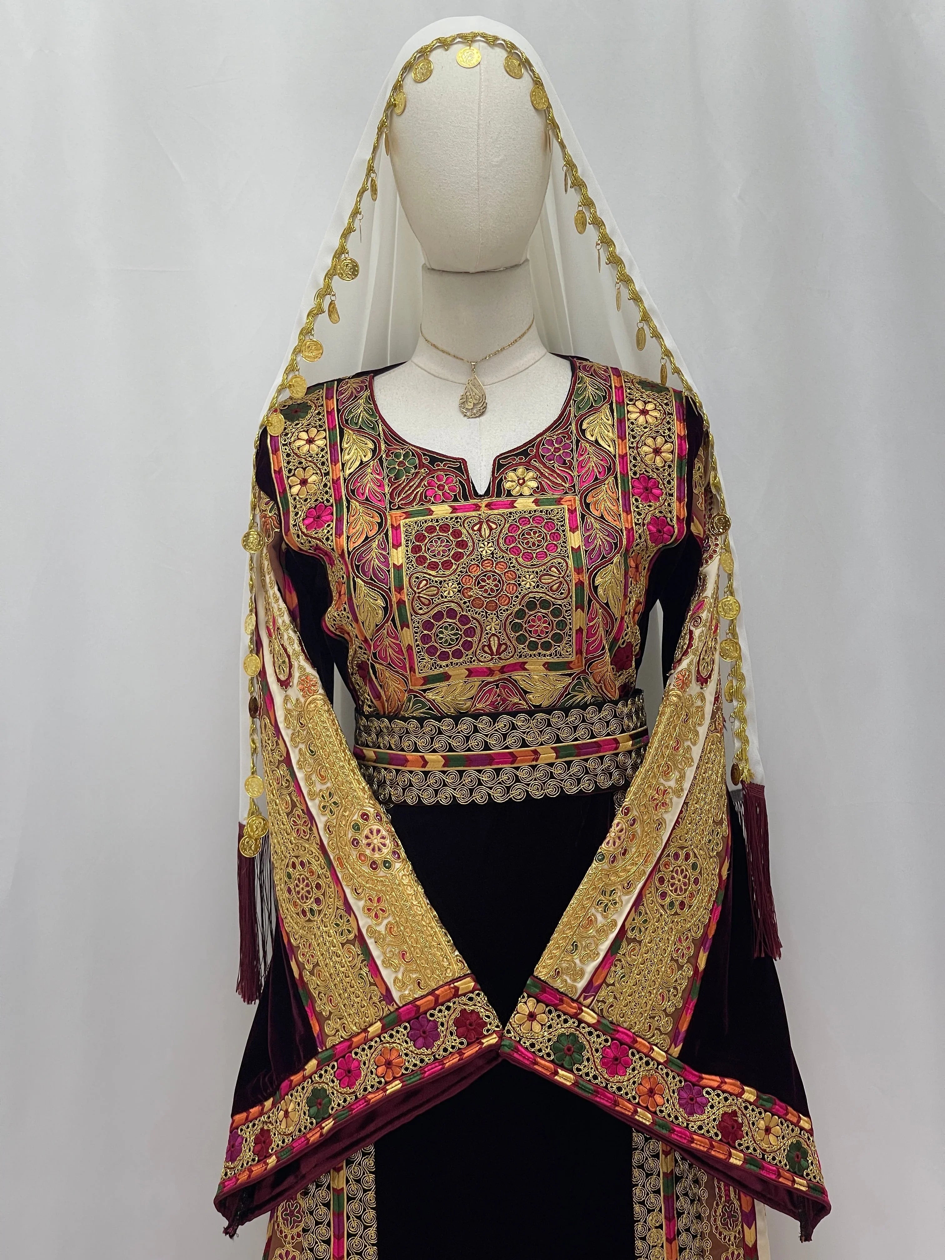 Malikat al-Turath Thoub with intricate embroidery and elegant design in rich colors