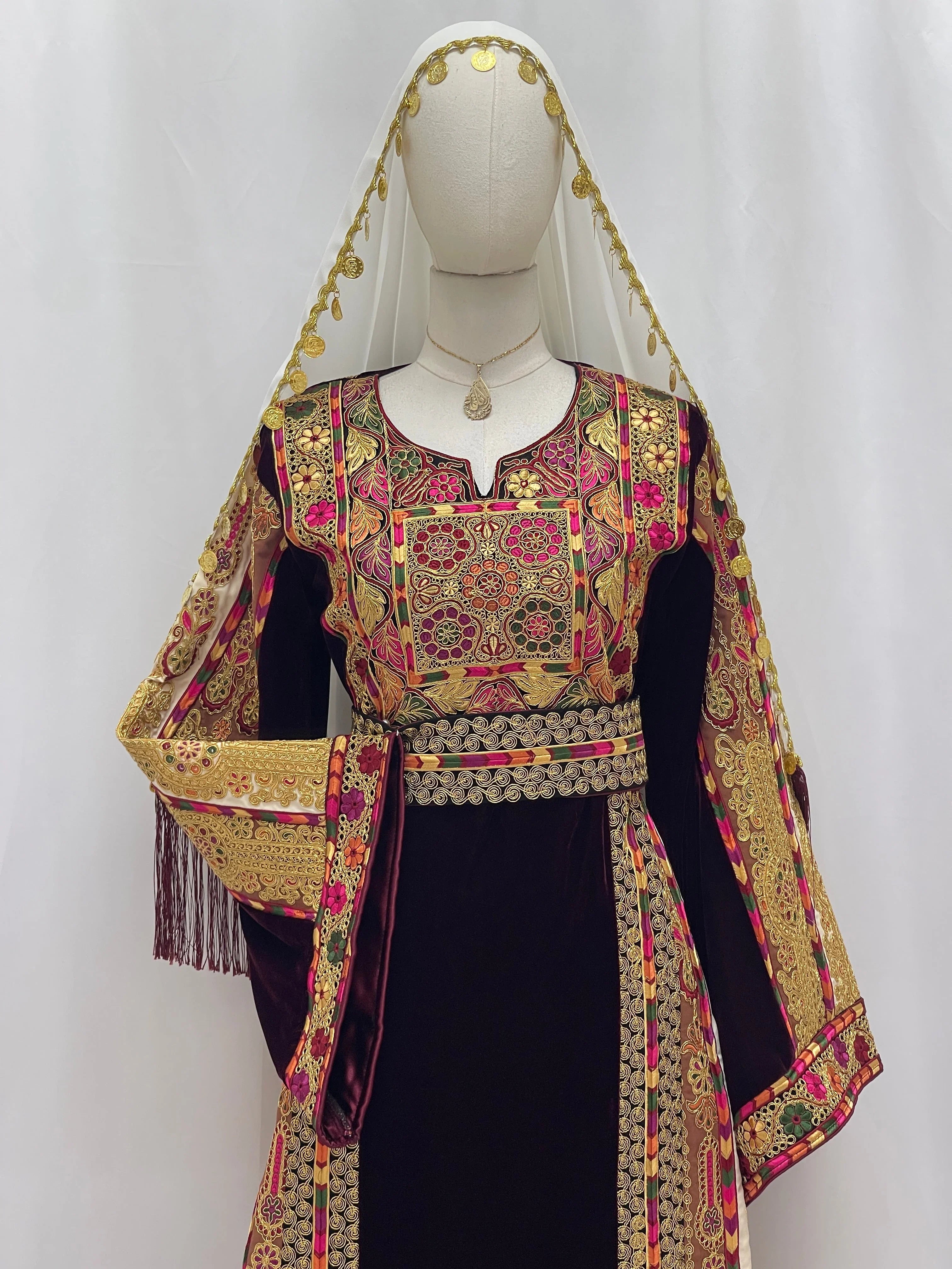 Elegant Malikat al-Turath Thoub in rich colors with intricate embroidery and matching accessories