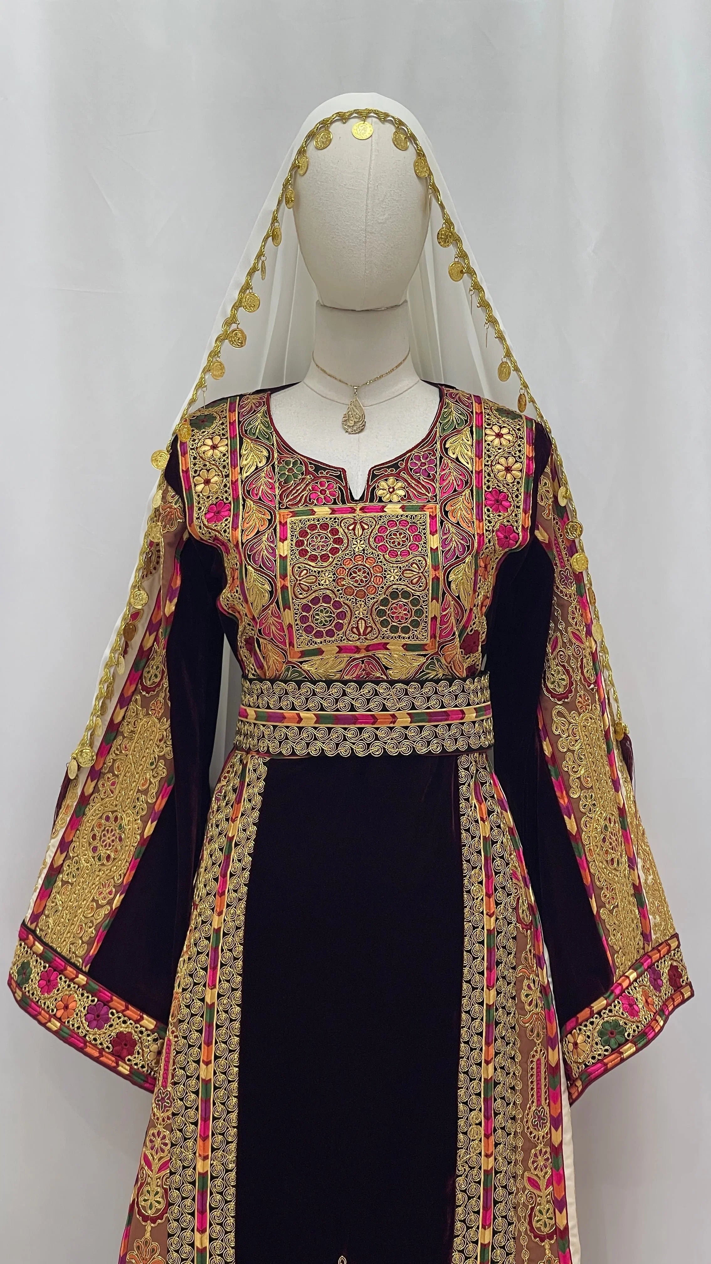 Elegant Malikat al-Turath Thoub featuring vibrant embroidery and intricate details for traditional attire