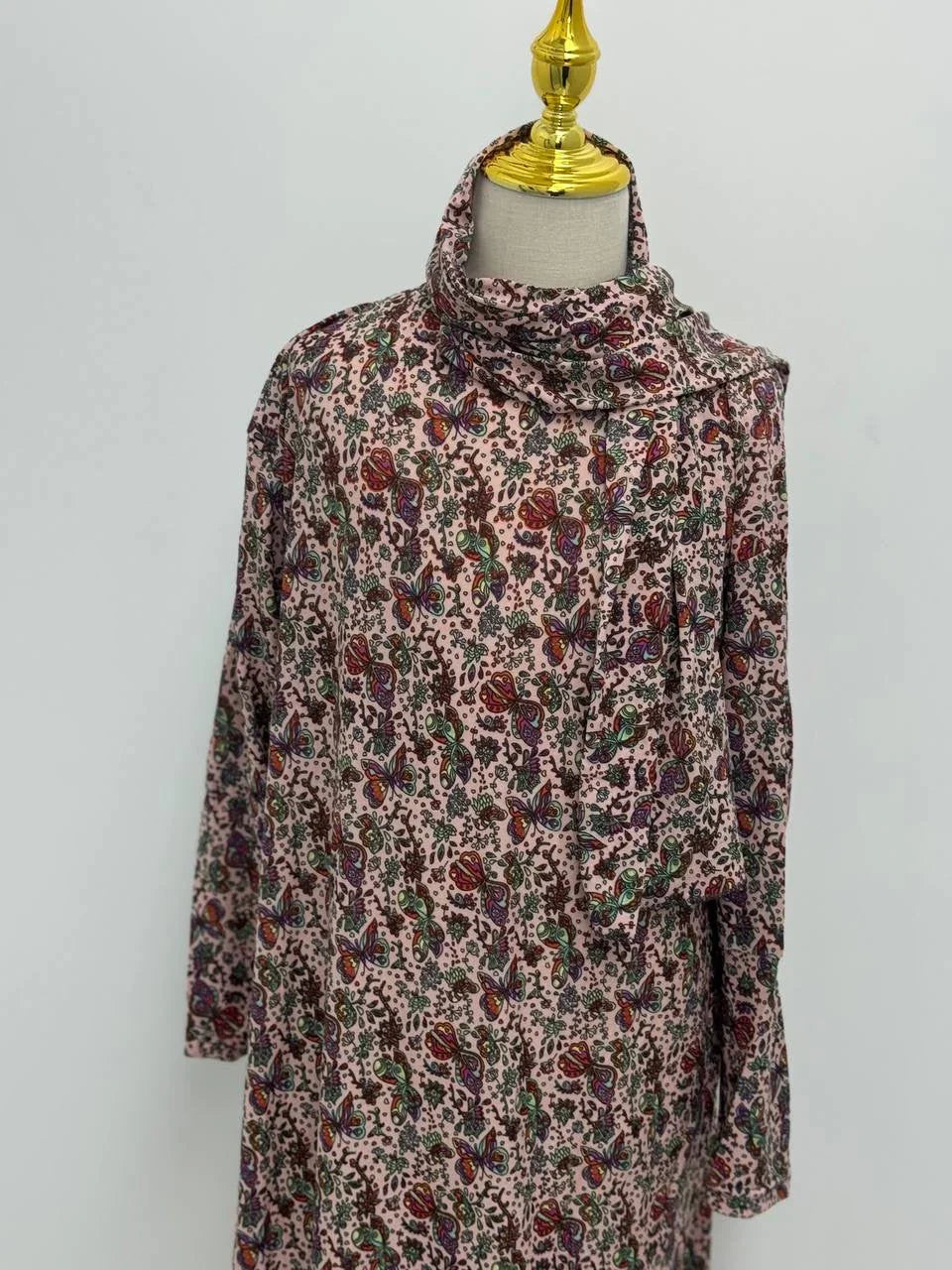 Palestinian Elegance Full Prayer Dress in muted pink paisley print with long sleeves and matching scarf on mannequin