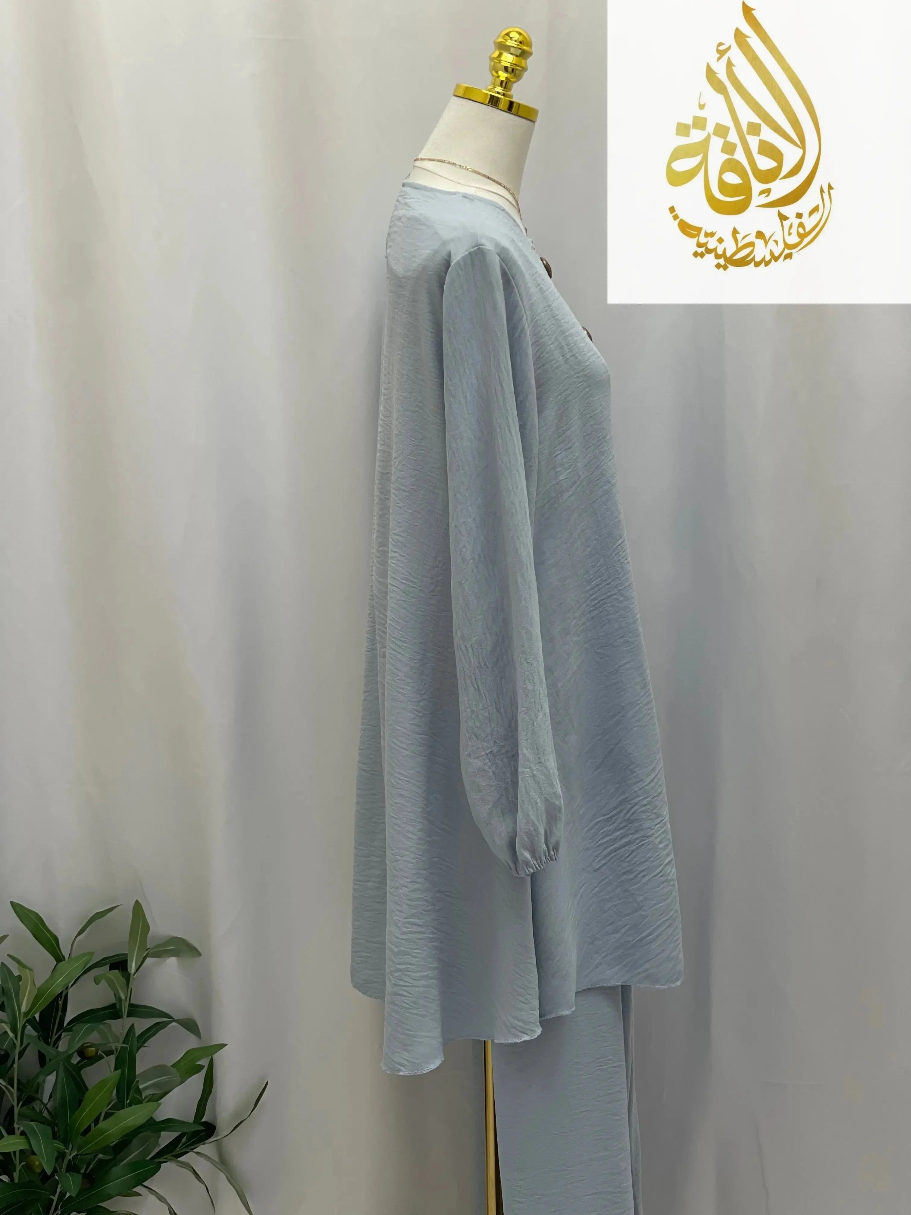 Palestinian Elegance modest long tunic and pant set in light gray casual wear displayed on mannequin