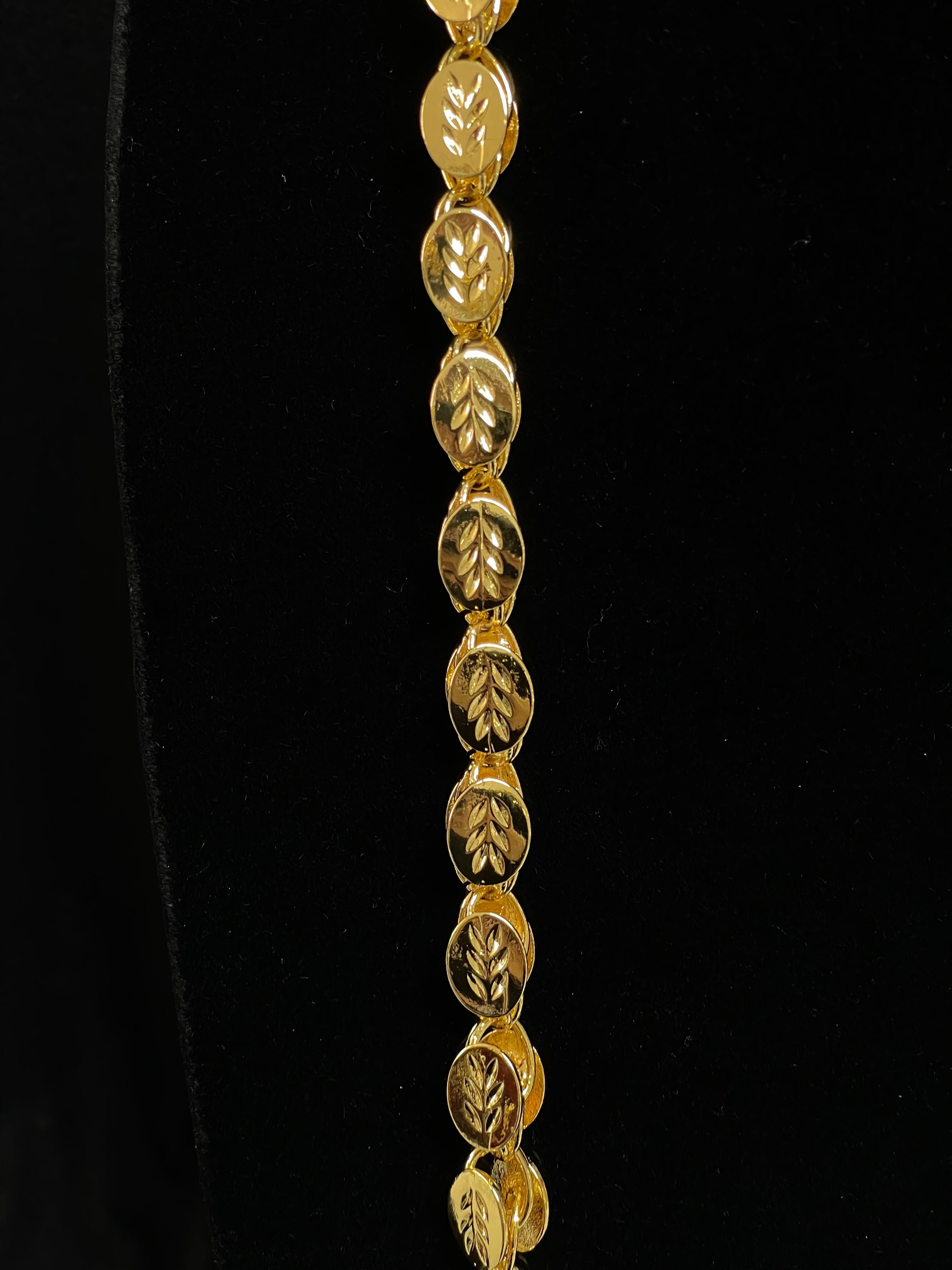 Close-up of Halabi imitation gold necklace with detailed leaf-shaped links from Palestinian Elegance