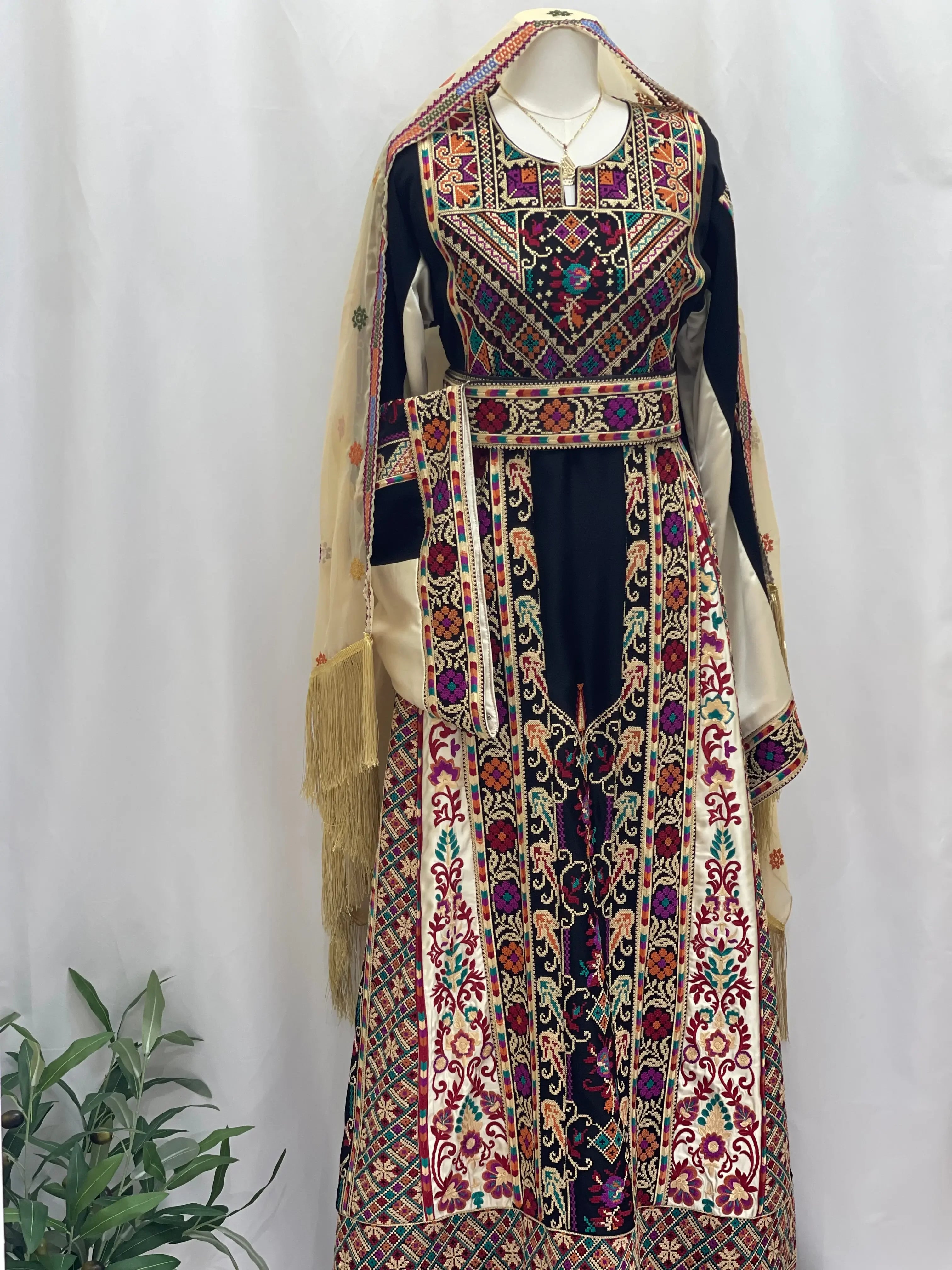 Timeless Elegance: New Black High Quality Embroidered Thoub Palestinian Elegance