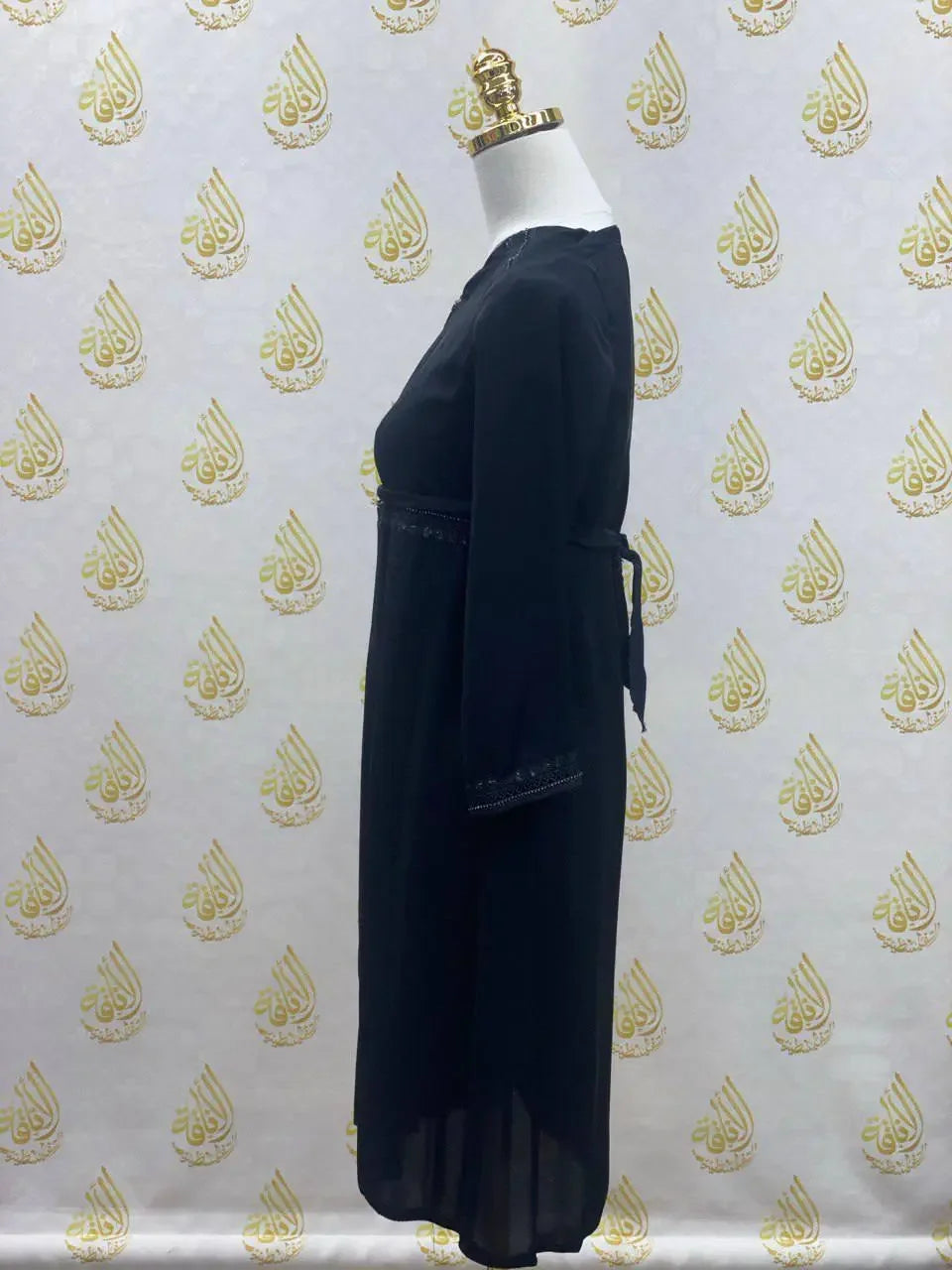 Palestinian Elegance black kids abaya with zipper featuring long sleeves and tie-back detail