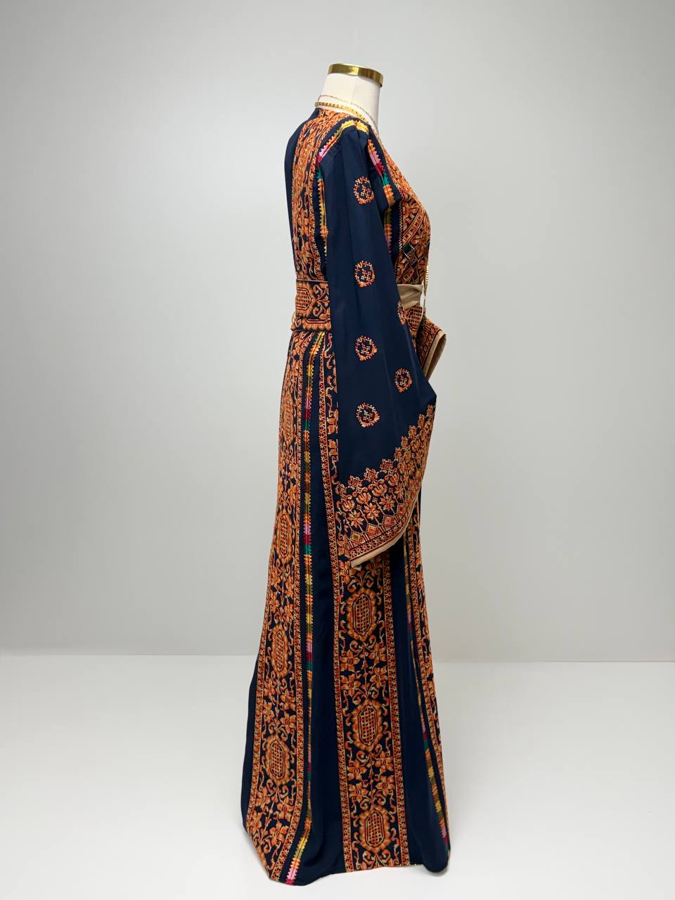 Thobe Aroq Al-Onsa Heritage Dress