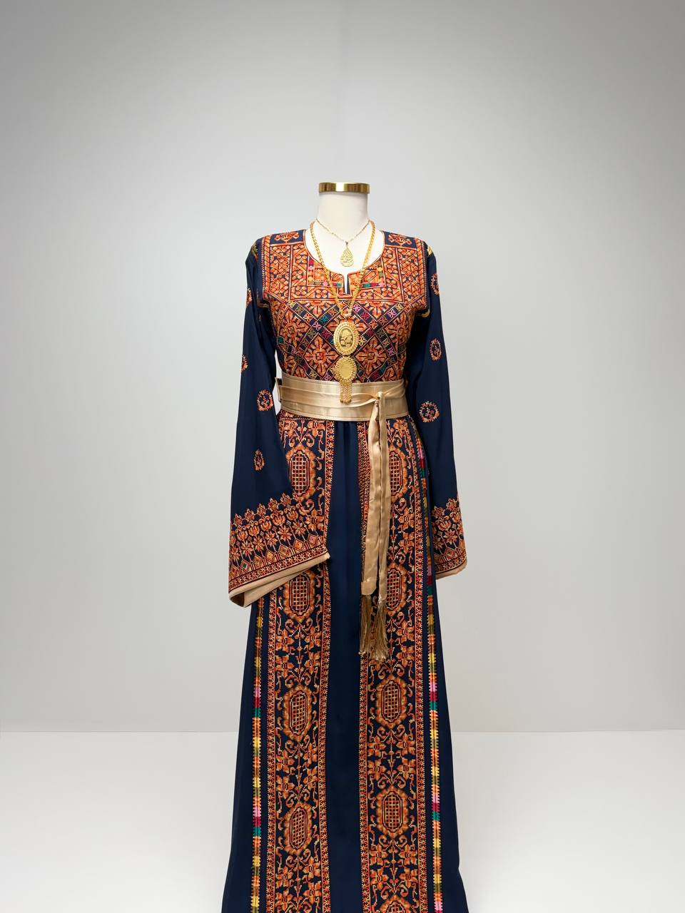 Thobe Aroq Al-Onsa Heritage Dress