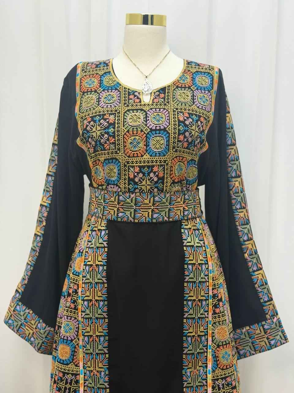 Layla Palestinian Thoub