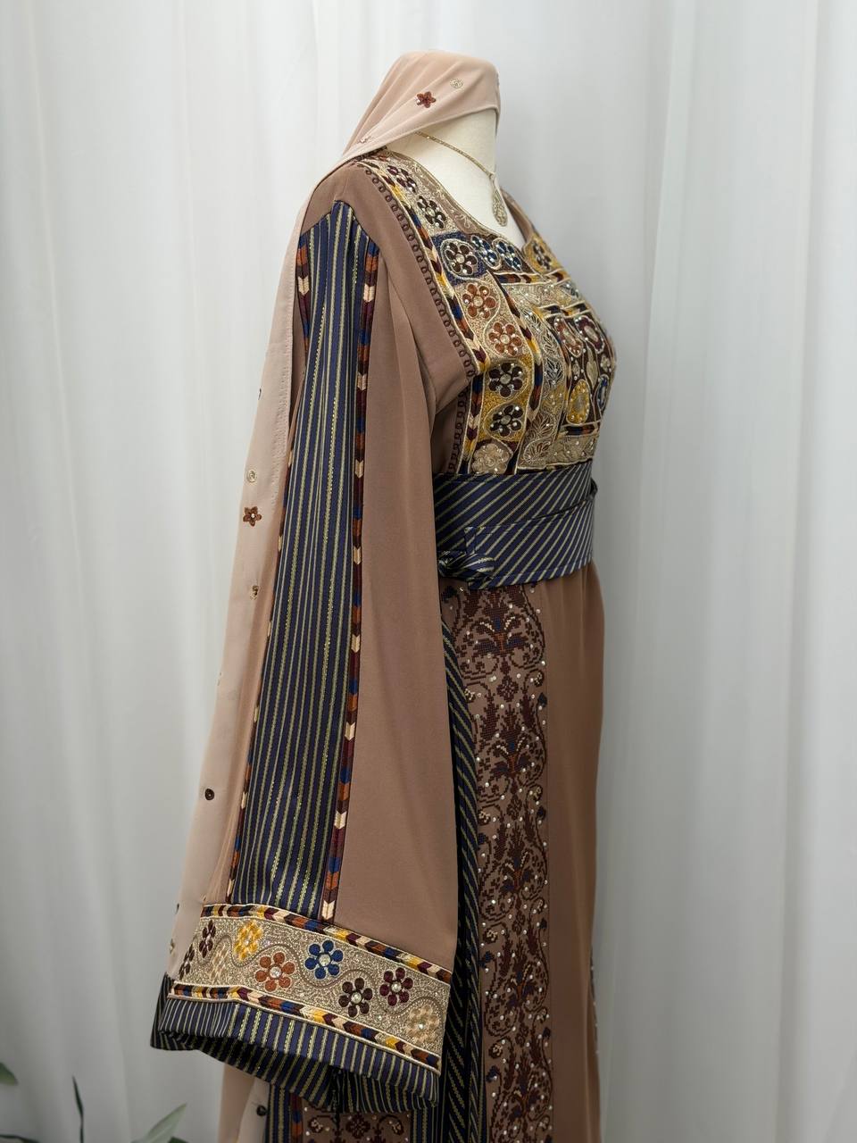 Shireen Embroidered Thoub