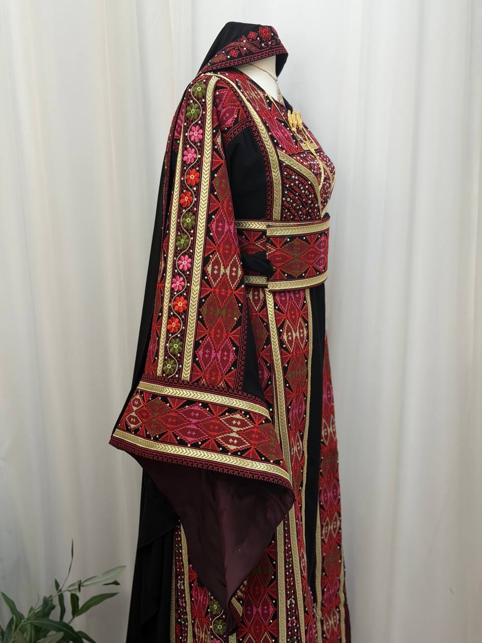Nesreen Embroidered Thobe