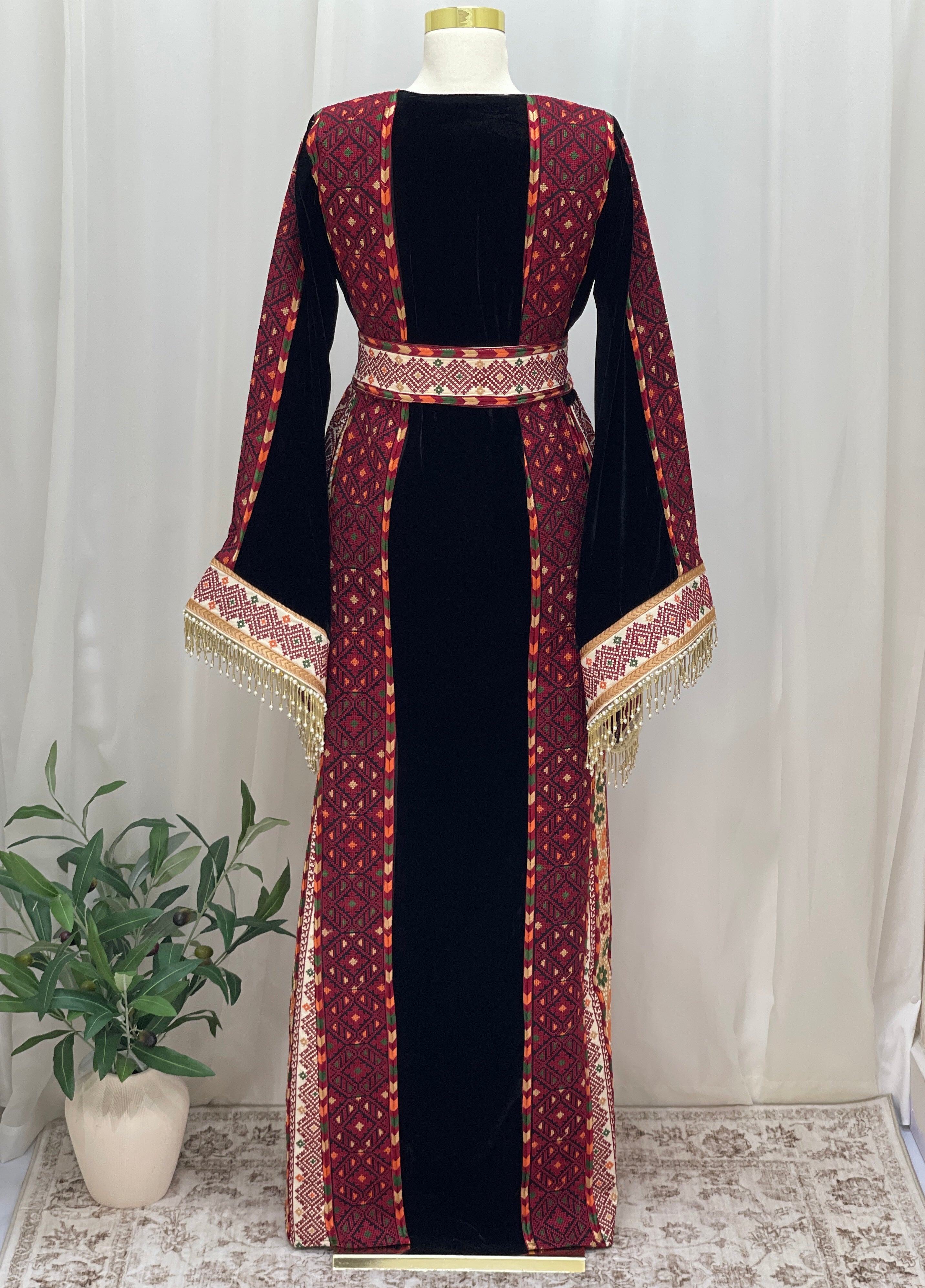 Velvet Embroidered Heritage Thobe – Timeless Heritage Style