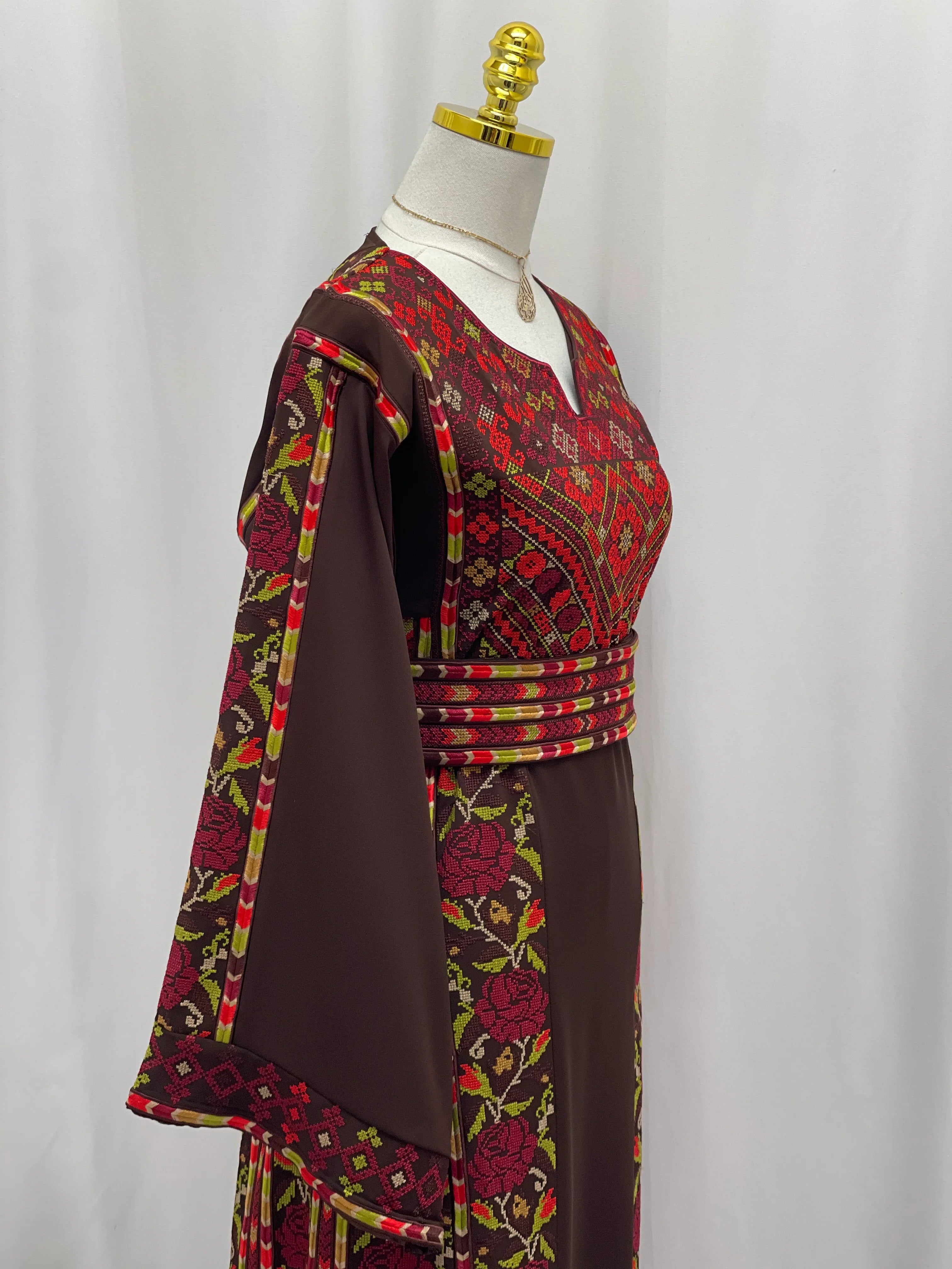 ثوب مطرز من خشب الورد التراثي