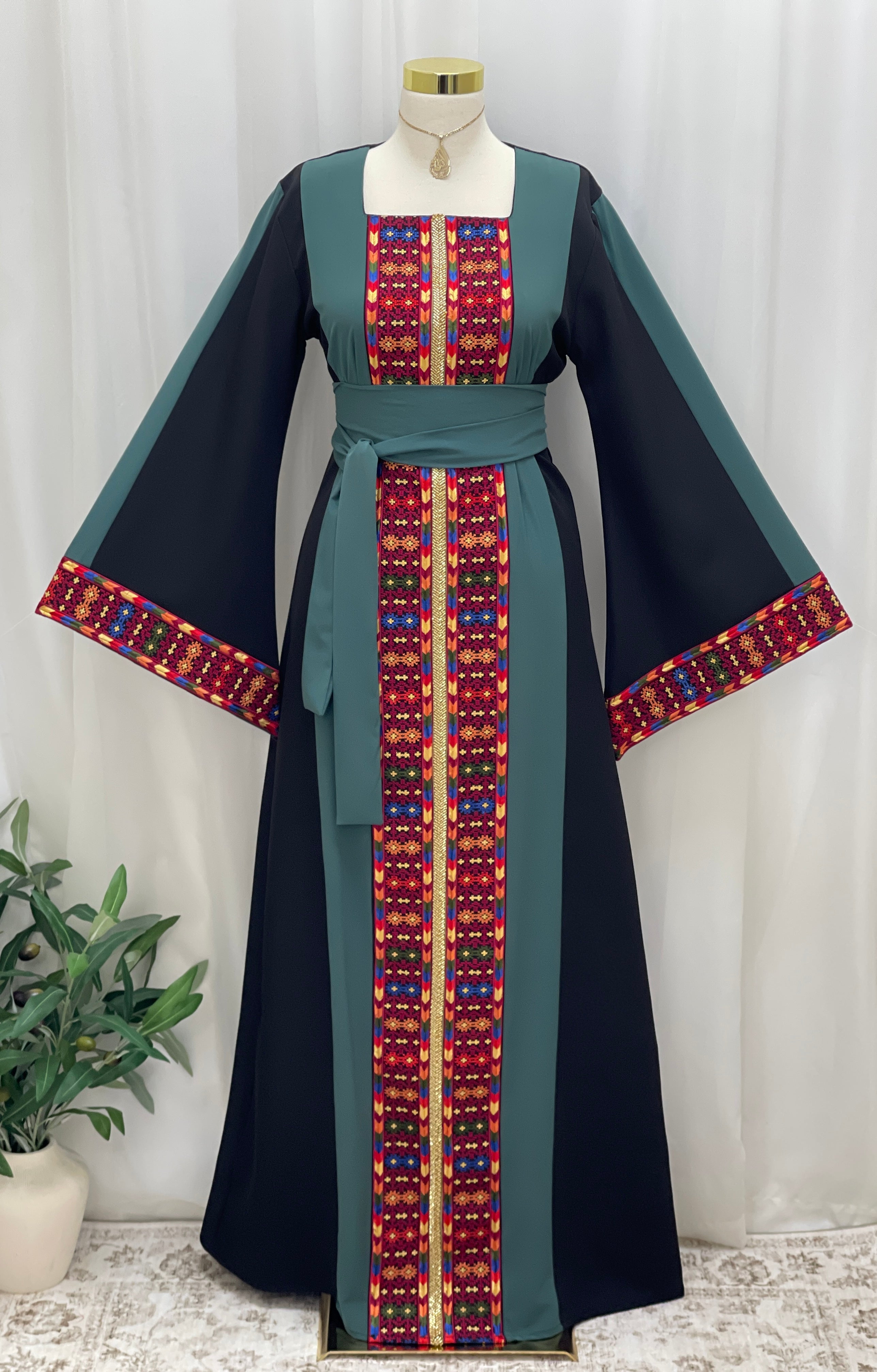 Sella Heritage Elegance Embroidered Thobe - Palestinian Elegance