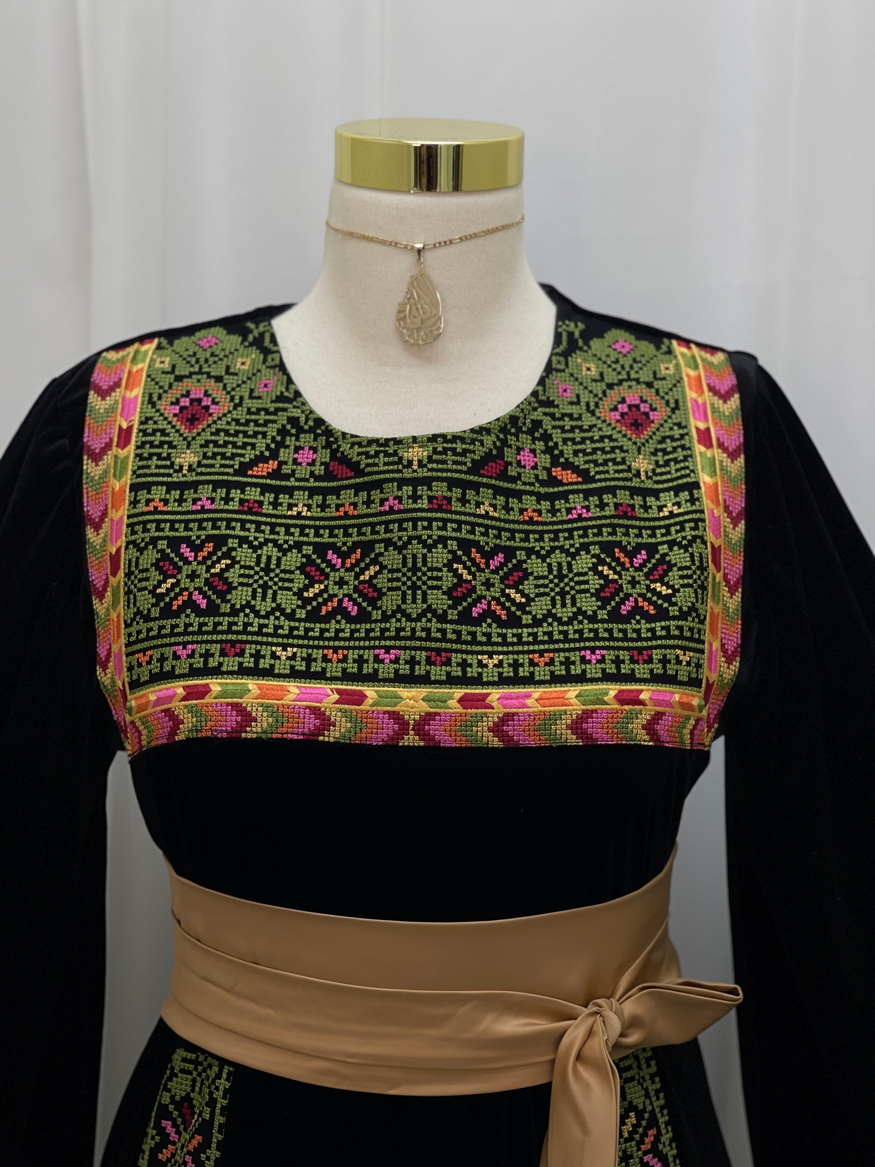 Al Noor Velvet Couture Thobe – Timeless Velvet Thobe Design