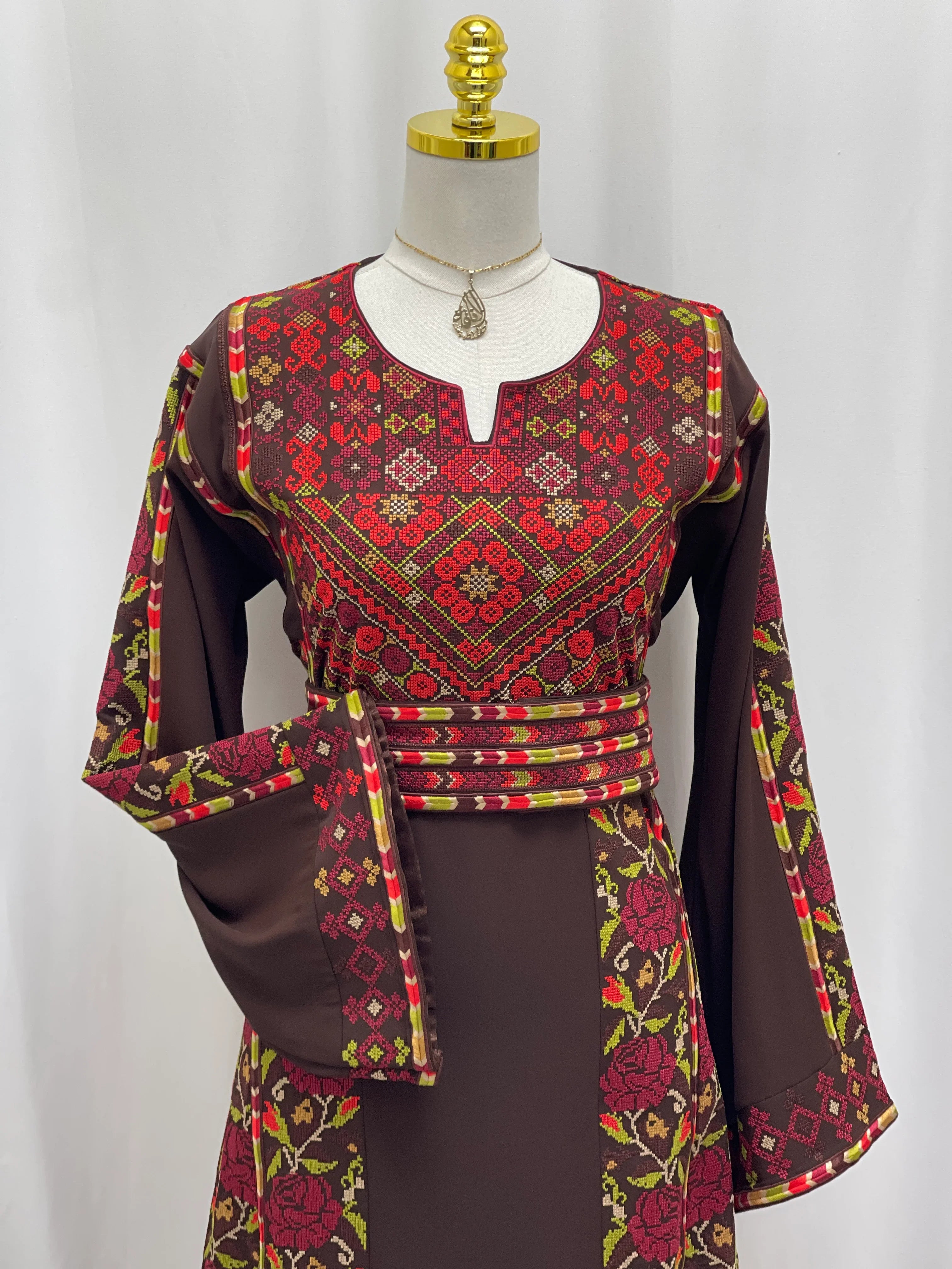 ثوب مطرز من خشب الورد التراثي