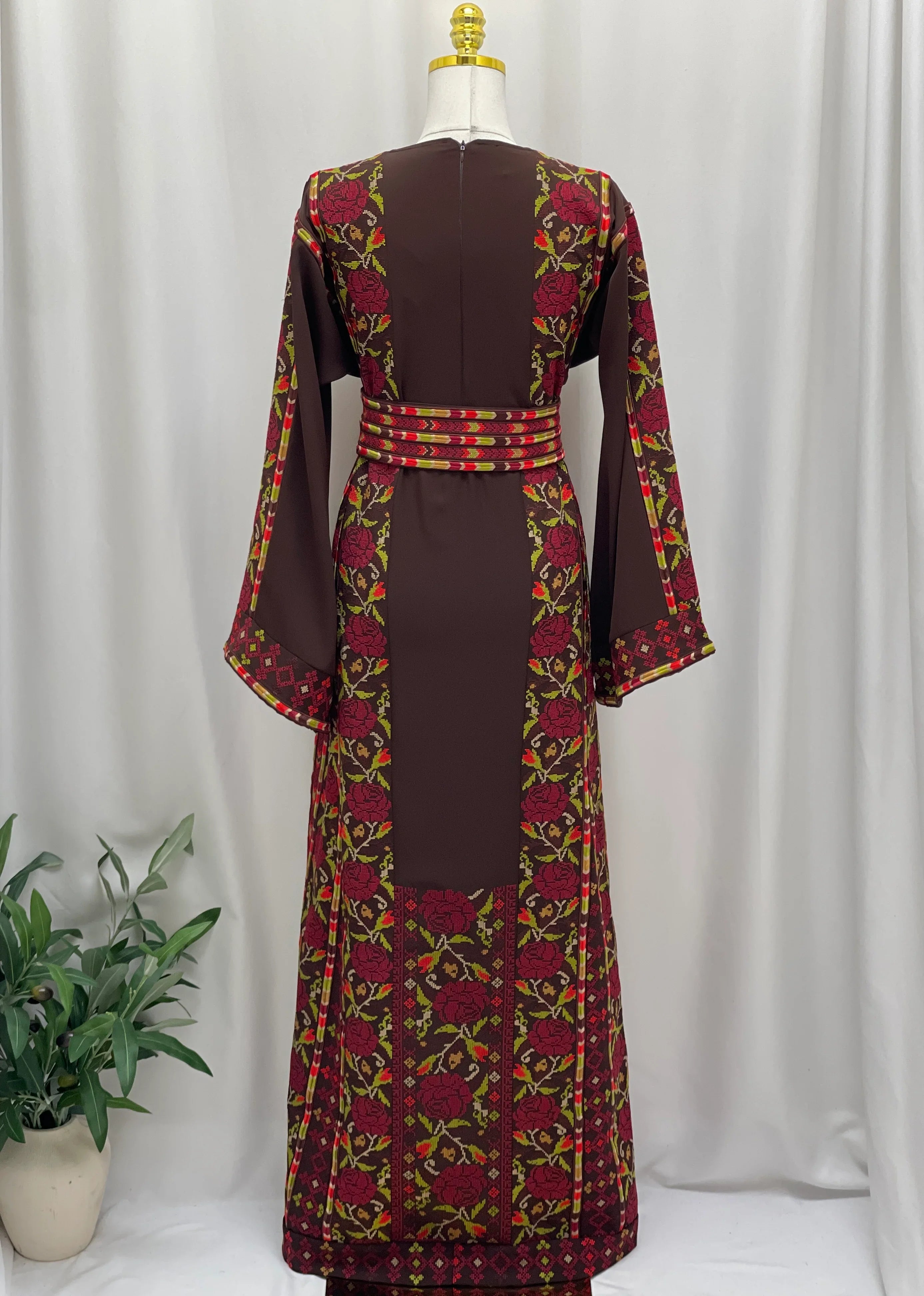 ثوب مطرز من خشب الورد التراثي