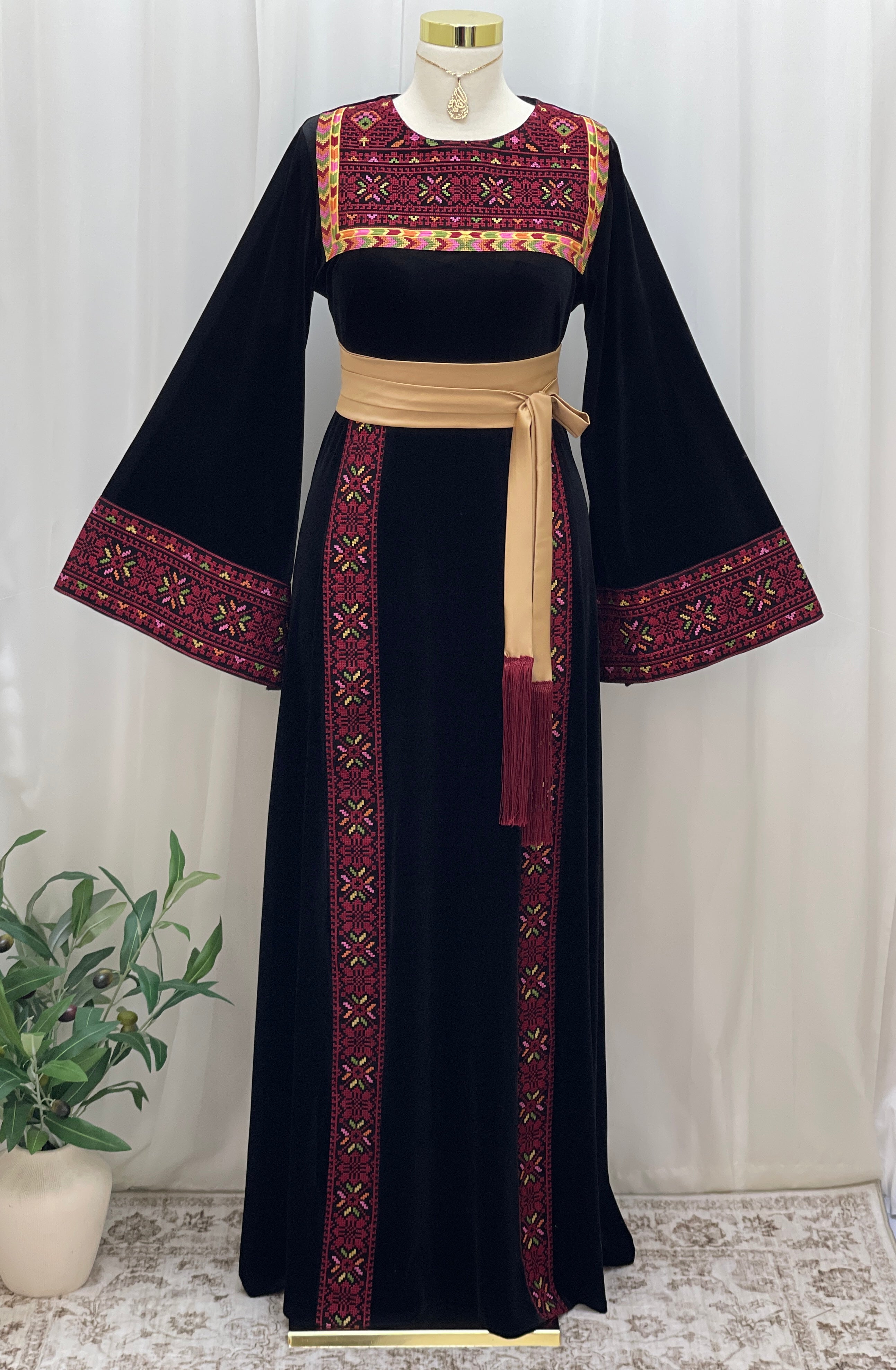 Al Noor Velvet Couture Thobe – Timeless Velvet Thobe Design