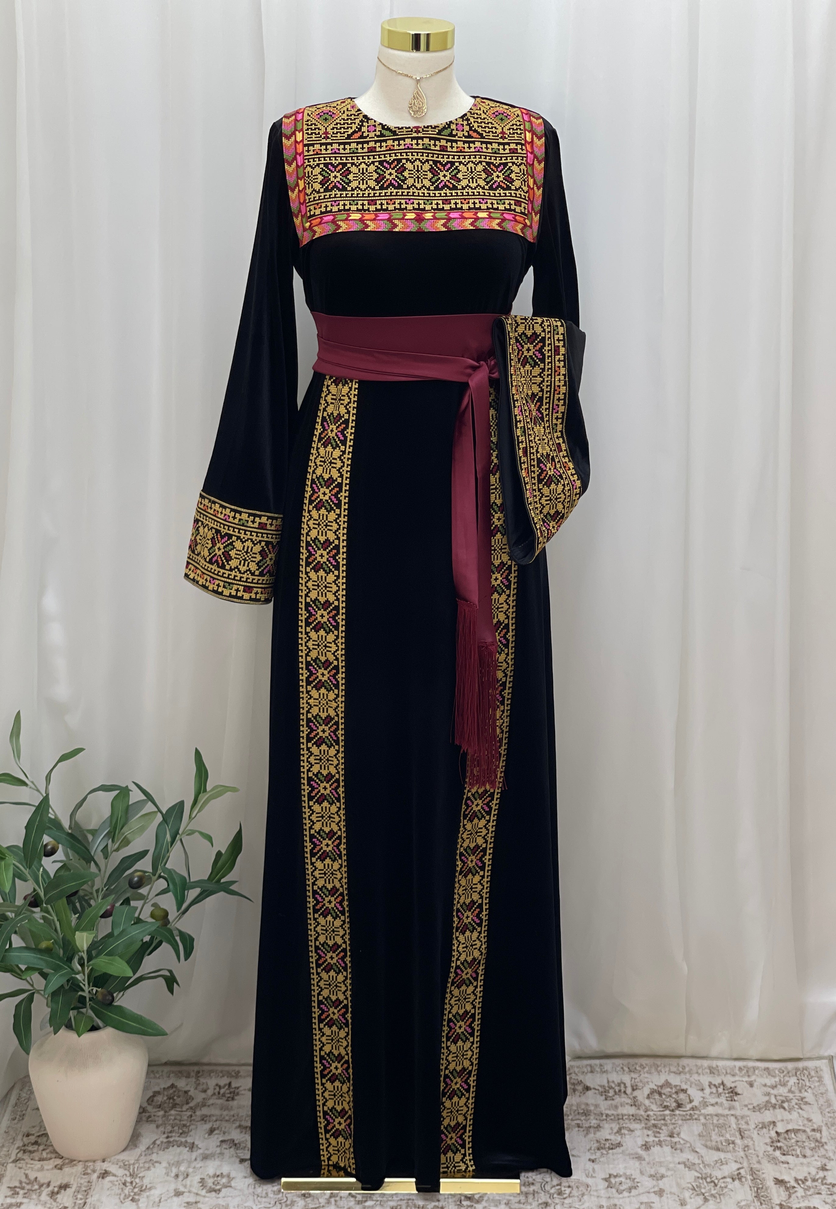 Al Noor Velvet Couture Thobe – Timeless Velvet Thobe Design